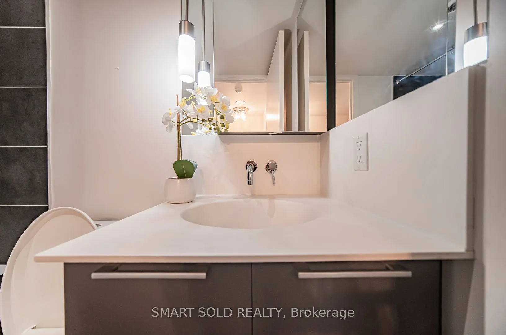 650 King Street W #106