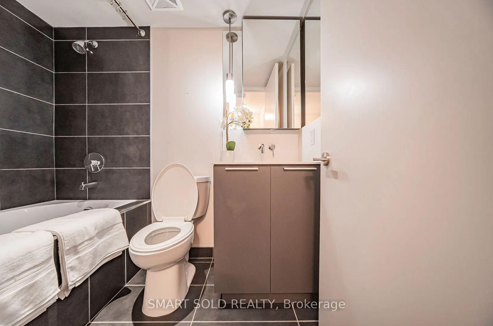 650 King Street W #106