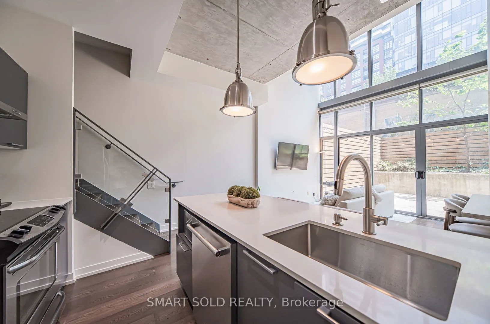 650 King Street W #106