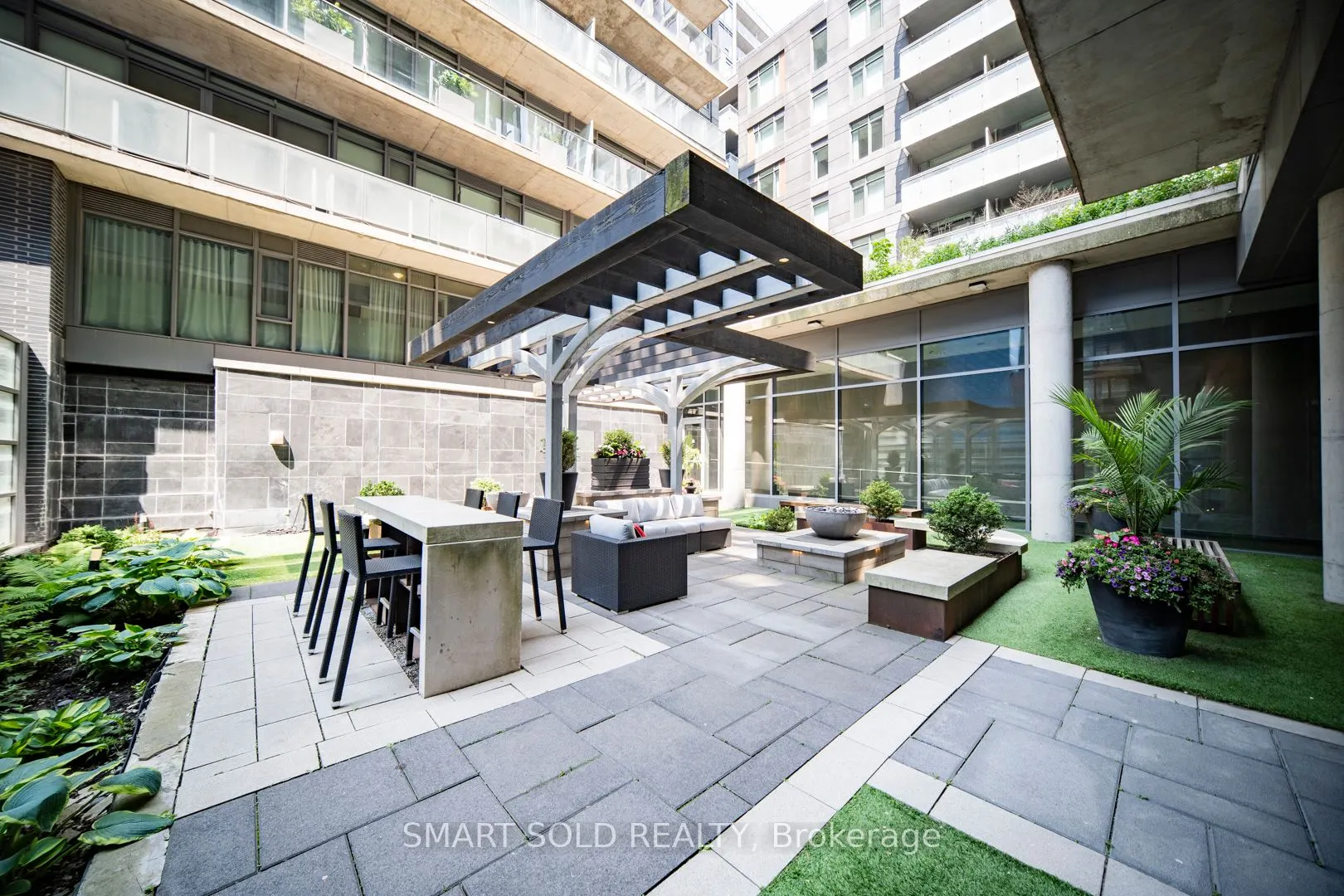 650 King Street W #106