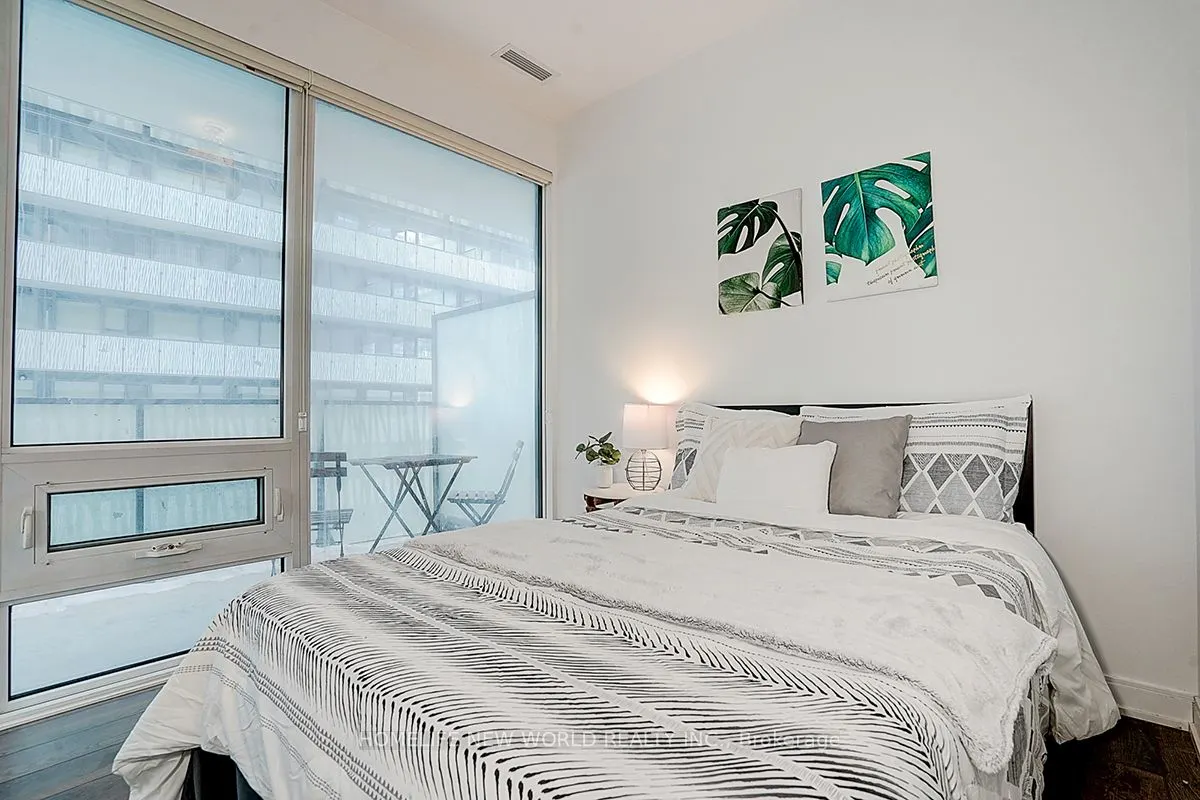 42 Charles Street E, #809