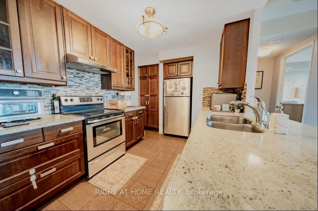 5765 Yonge Street, #PH504