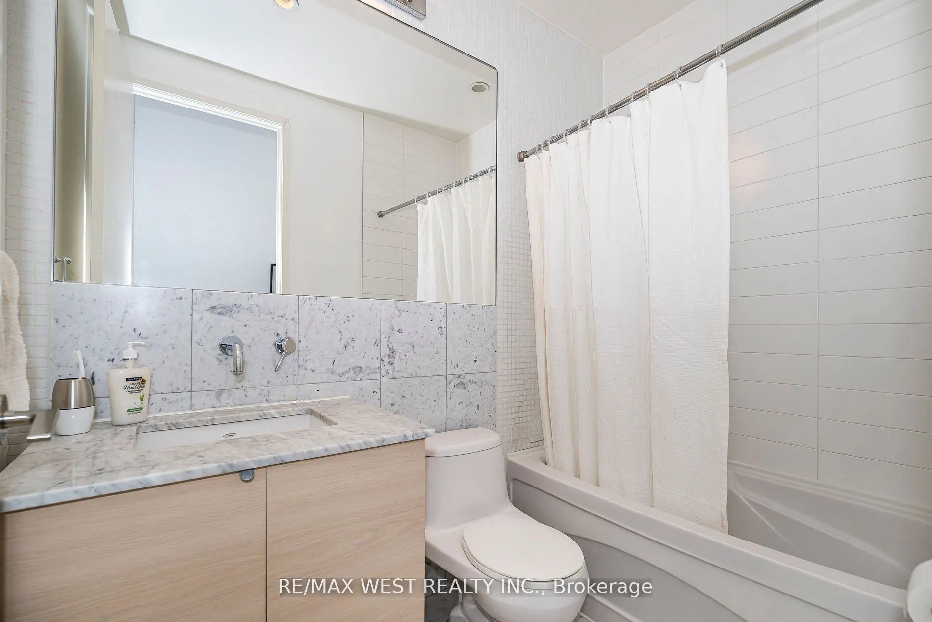 380 Macpherson Avenue, #333