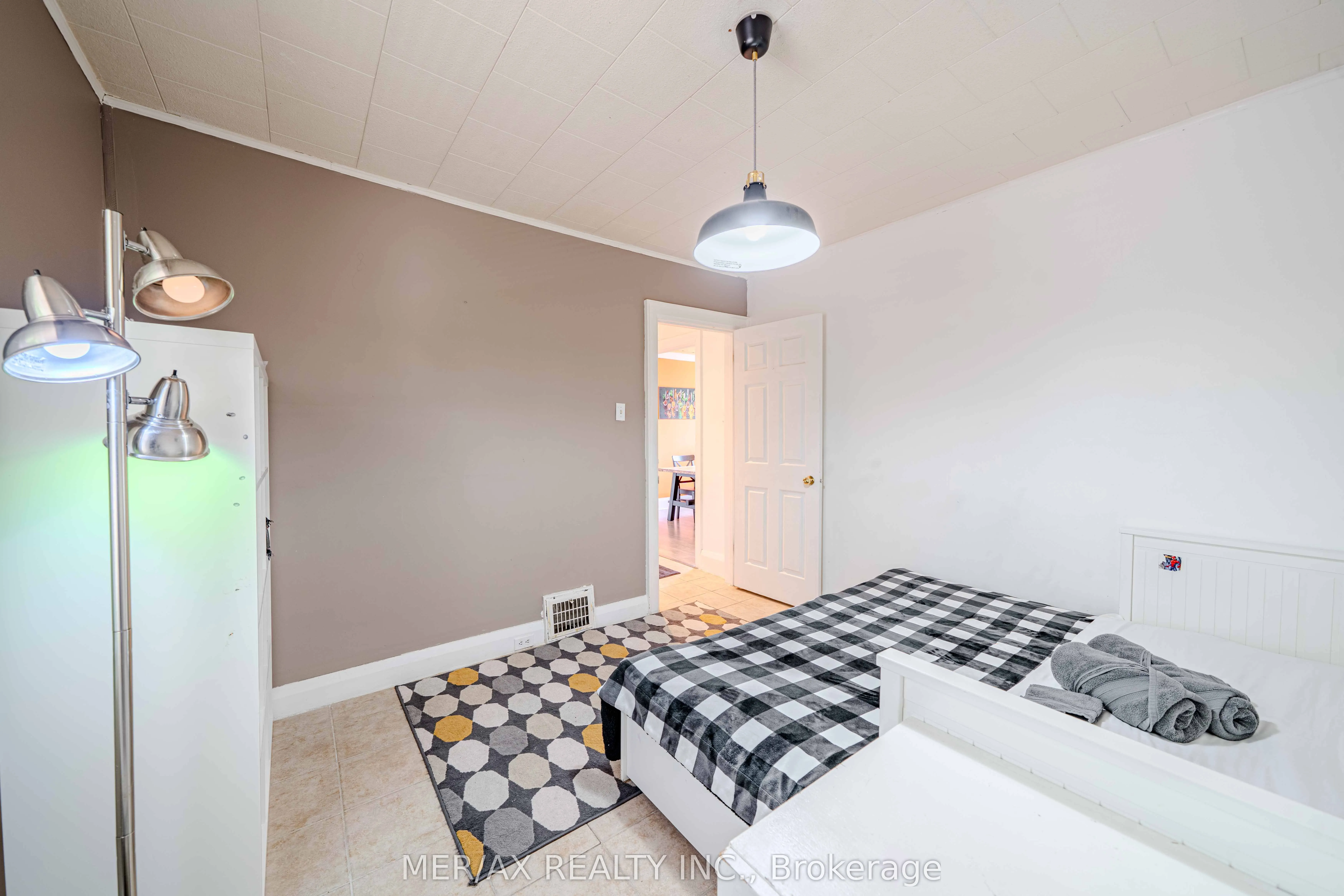 91 Steeles Avenue E