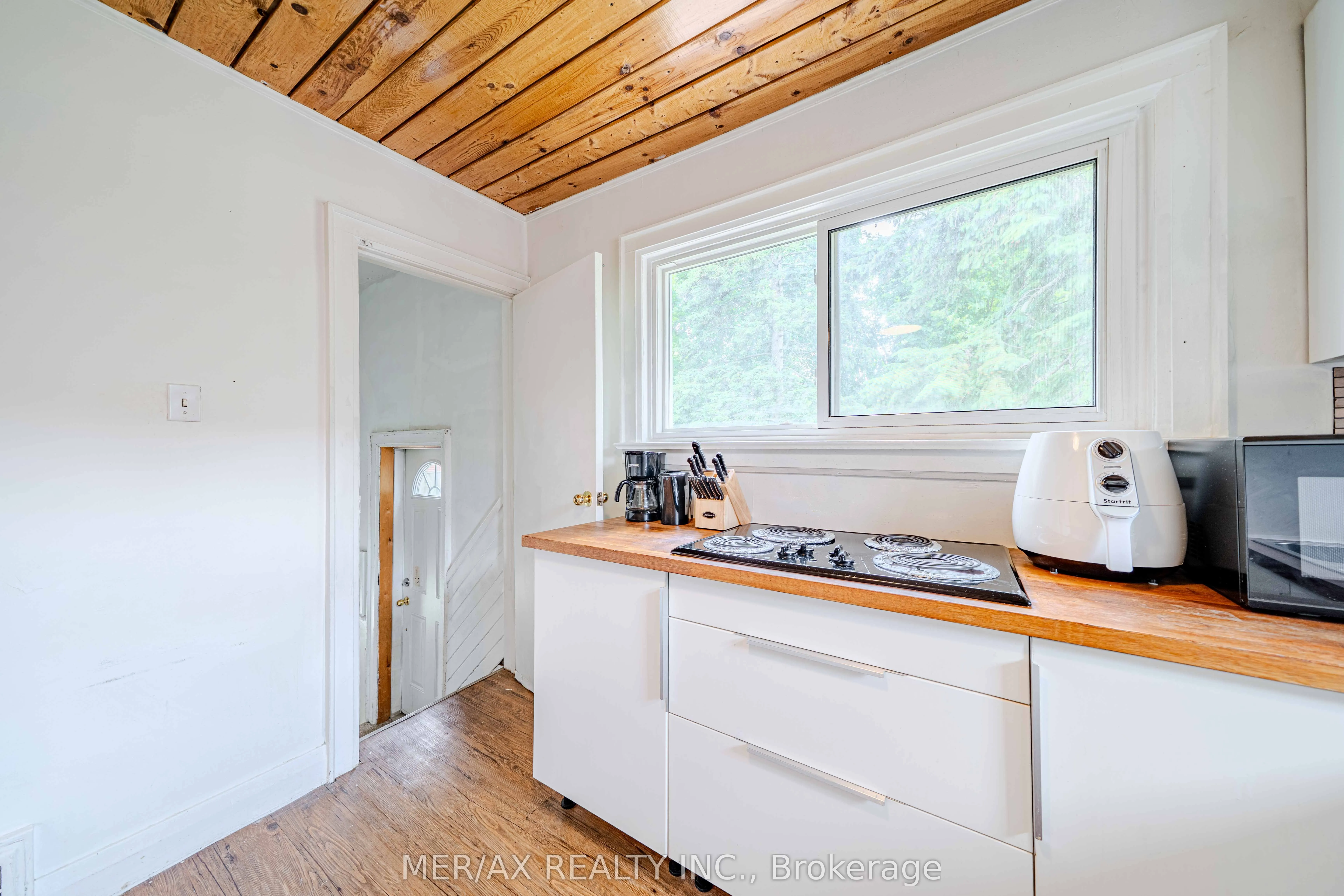 91 Steeles Avenue E