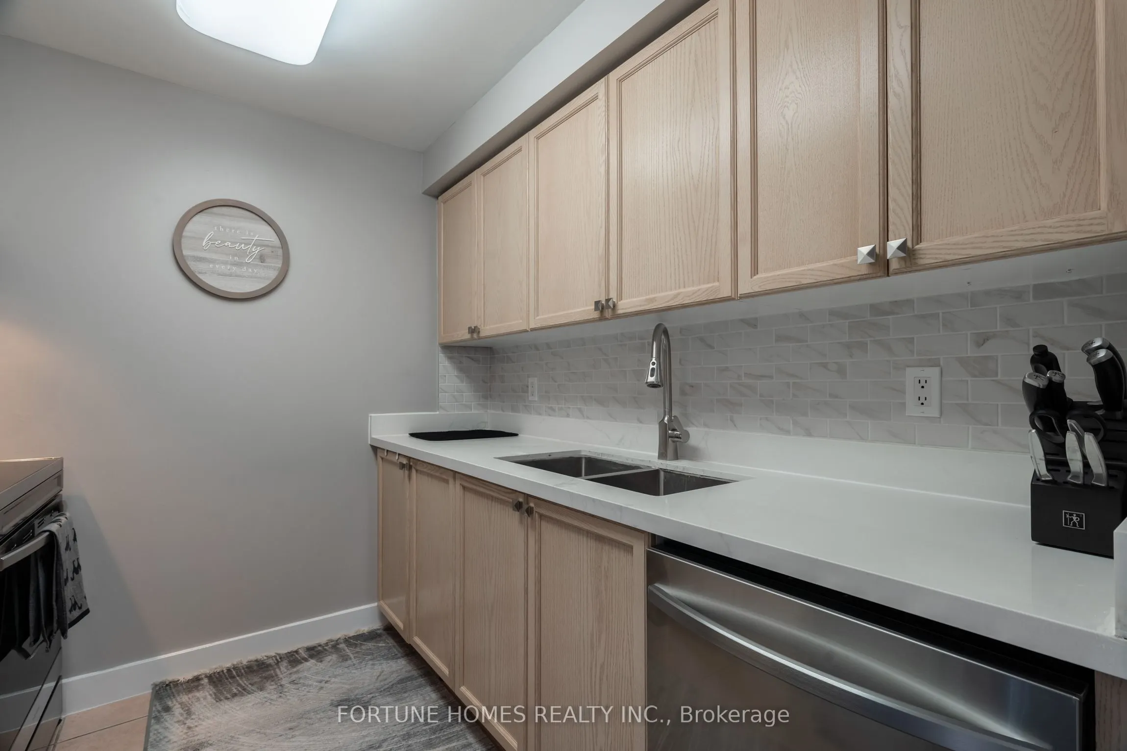 650 Lawrence Avenue W, #816