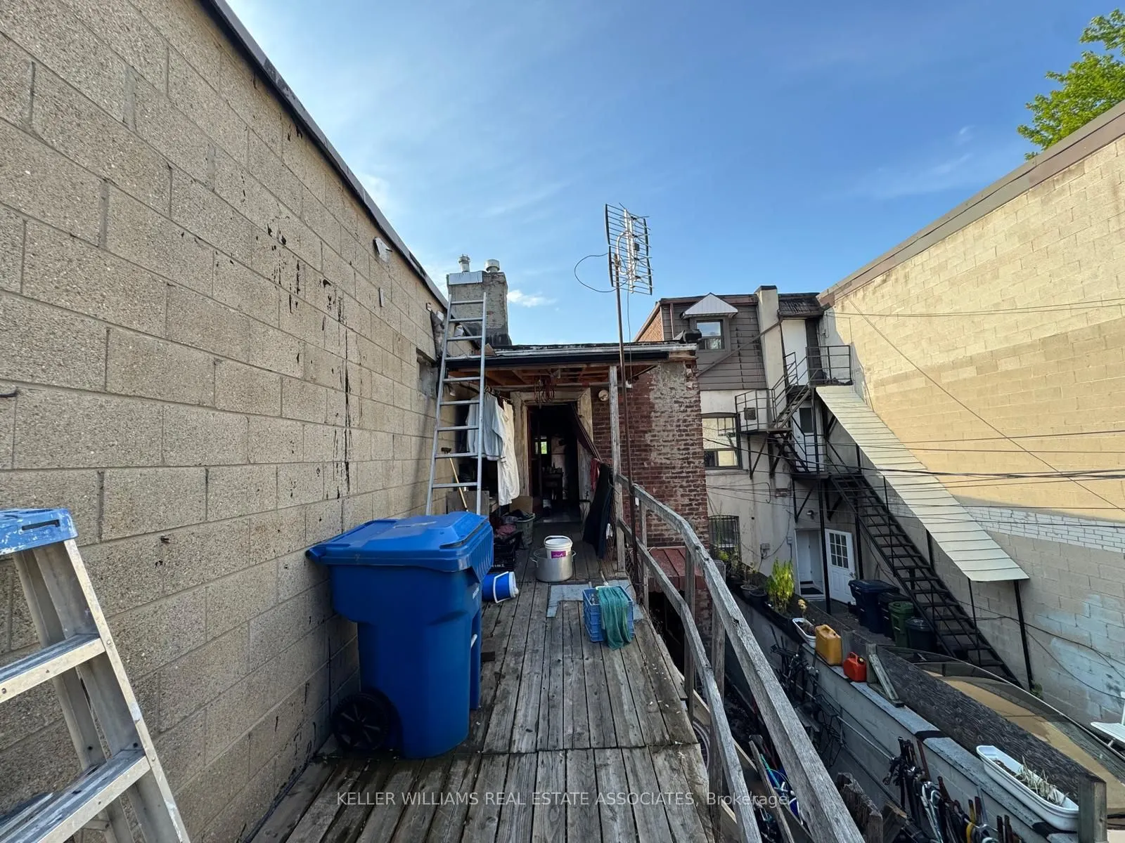 863 Bloor Street W