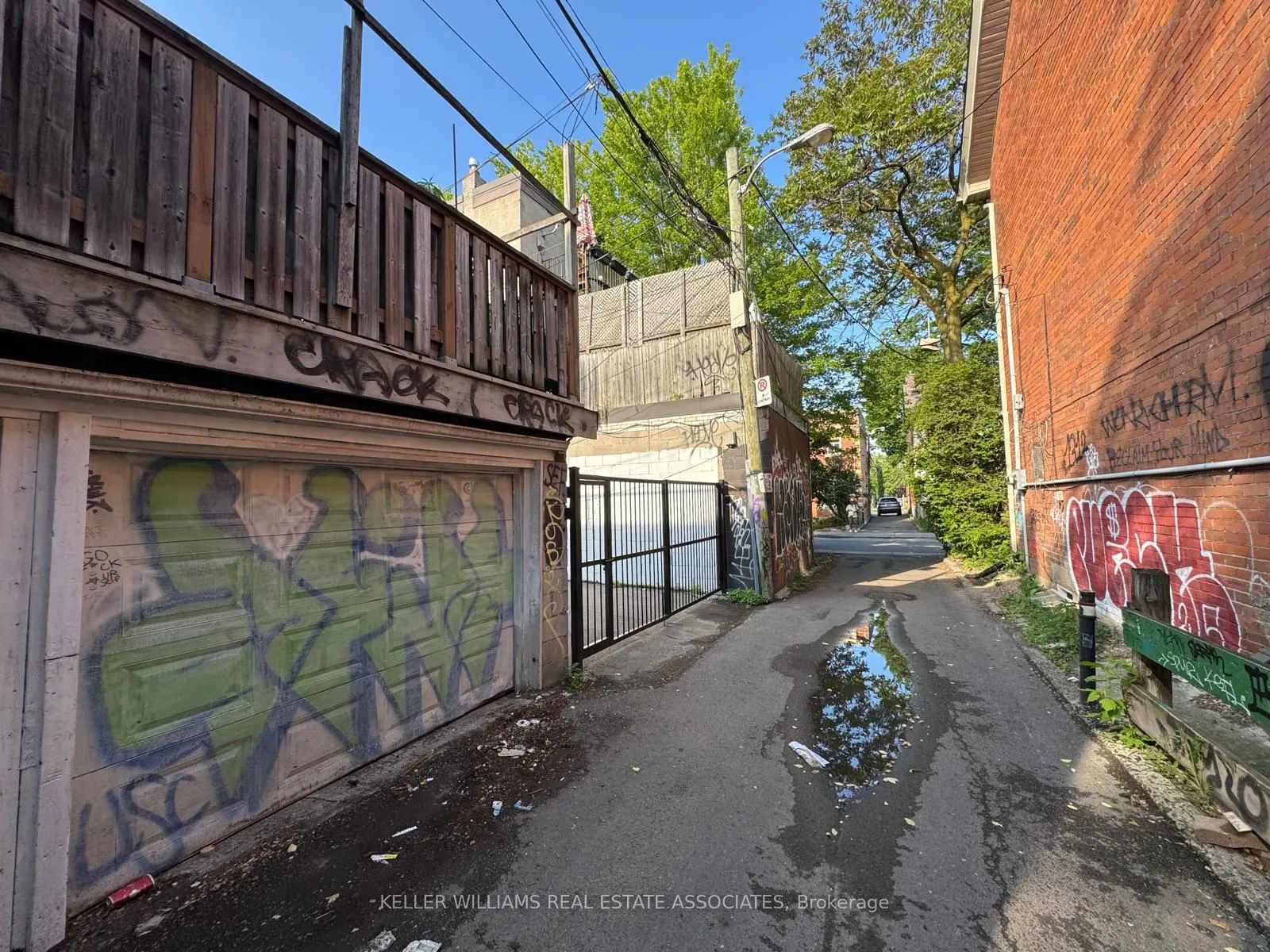 863 Bloor Street W