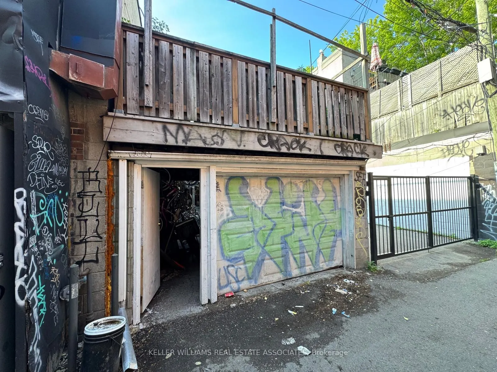 863 Bloor Street W
