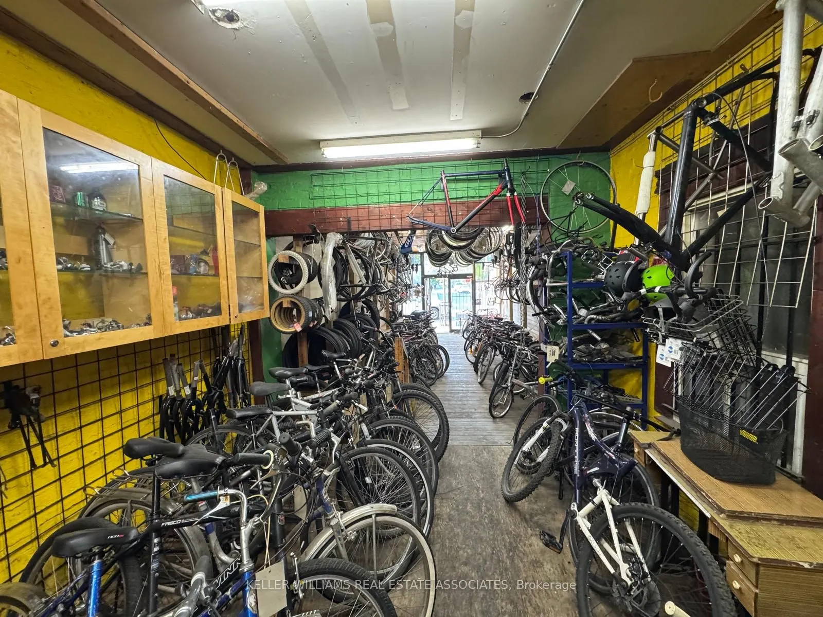 863 Bloor Street W