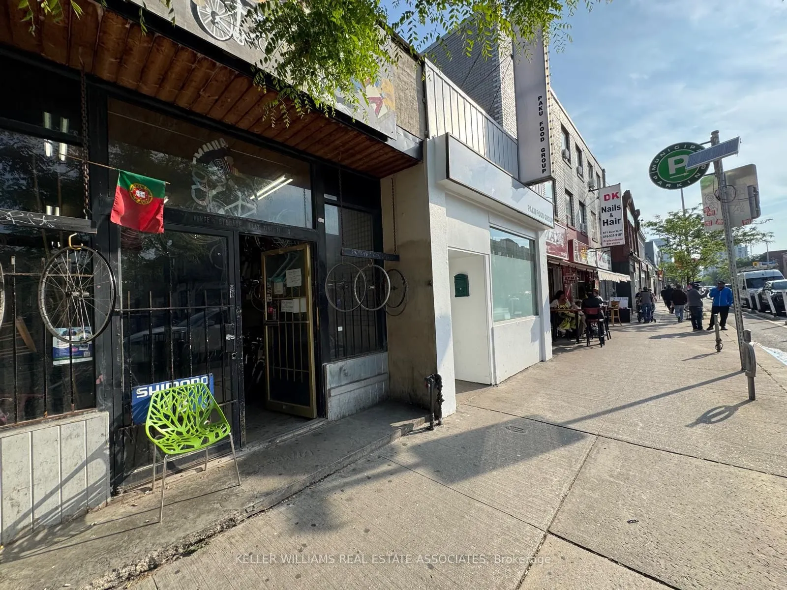 863 Bloor Street W