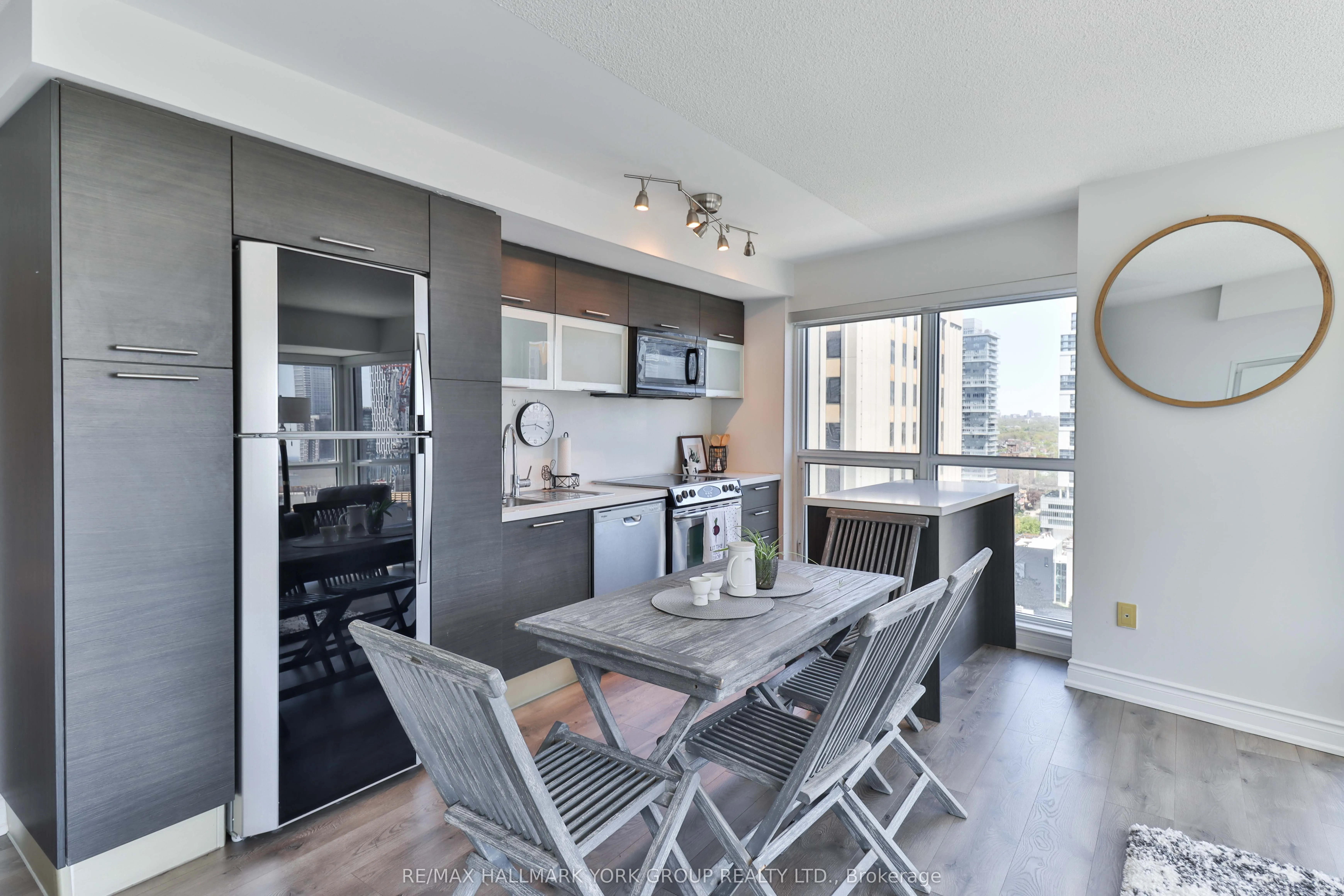 386 Yonge Street, #1607