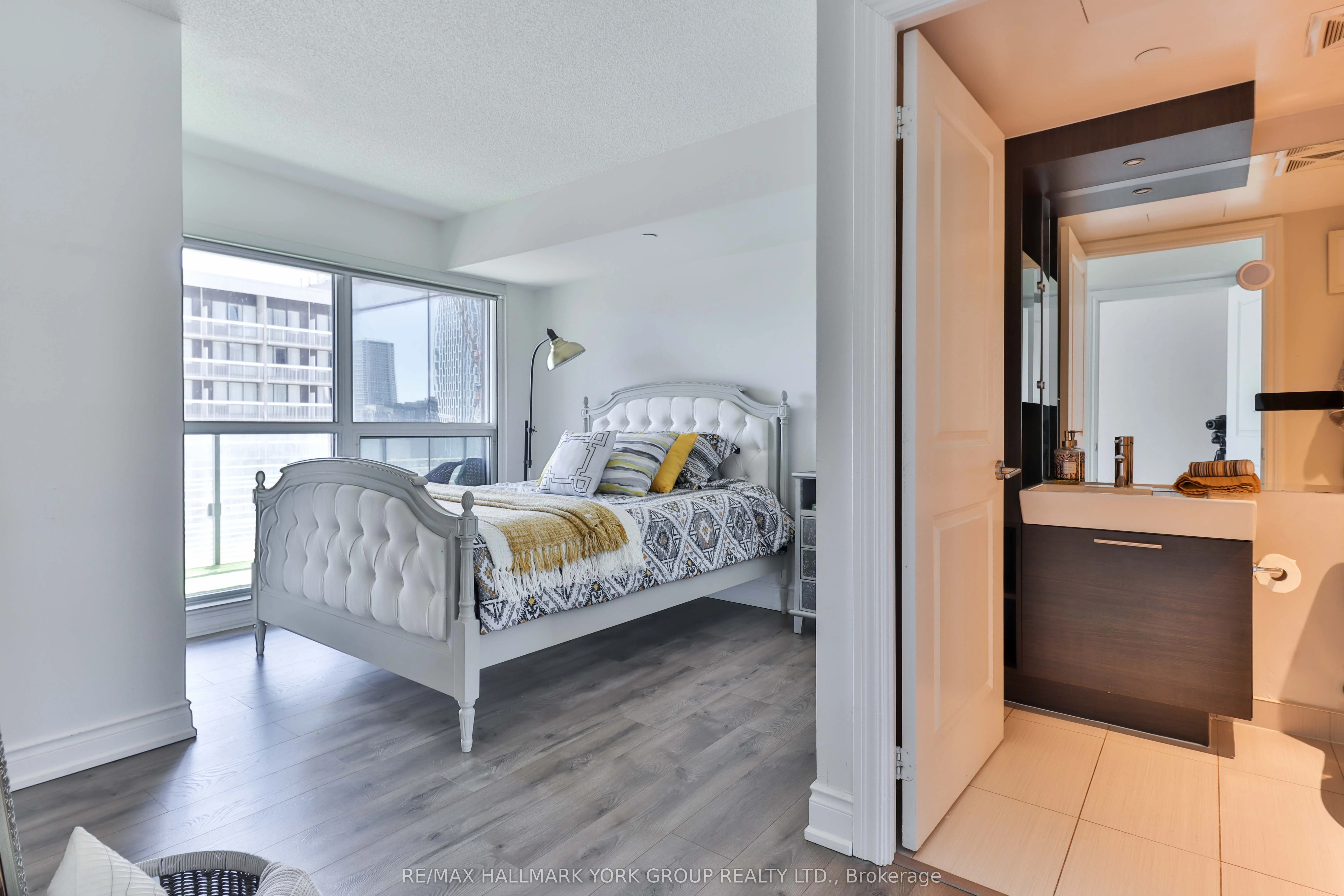 386 Yonge Street, #1607