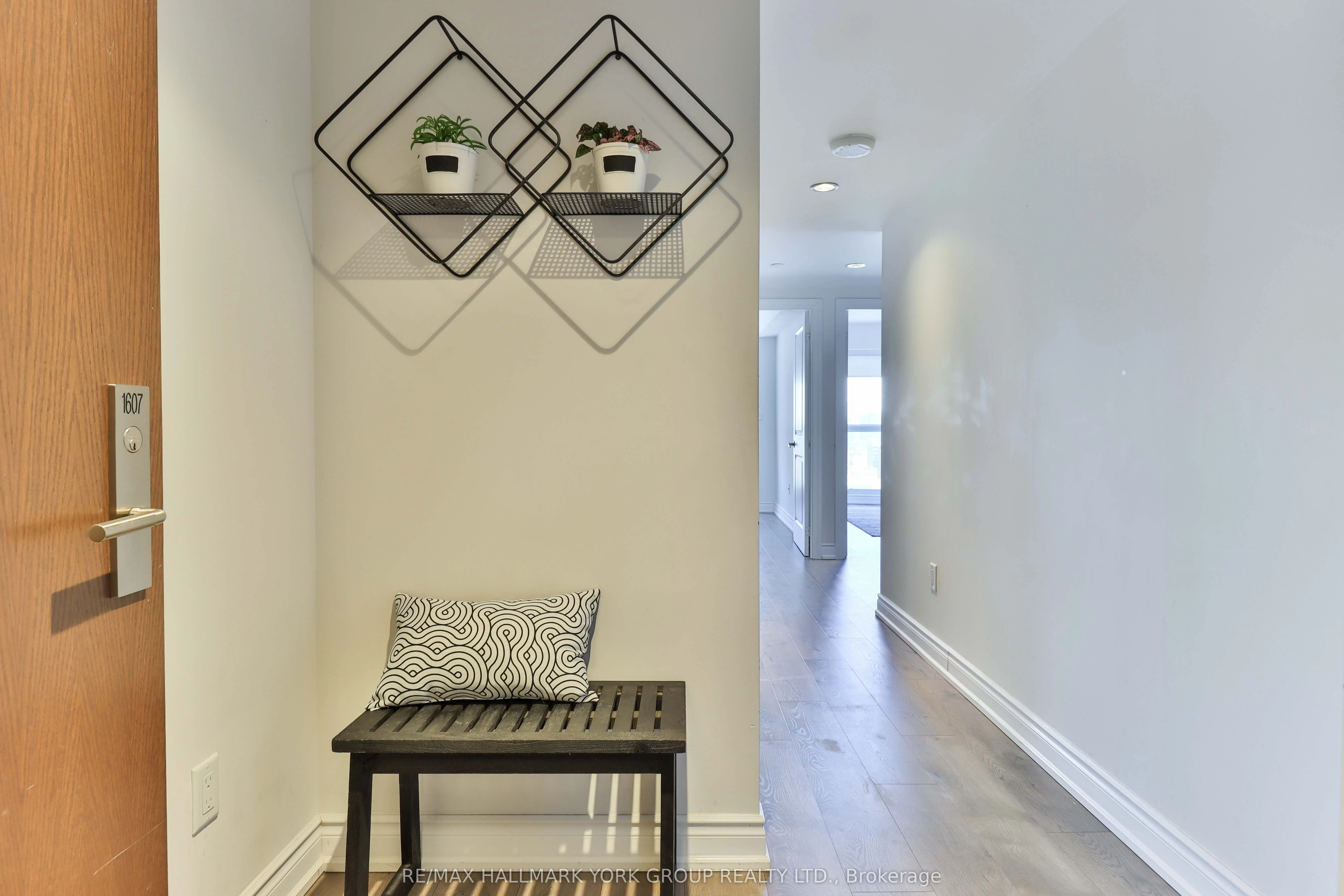 386 Yonge Street, #1607