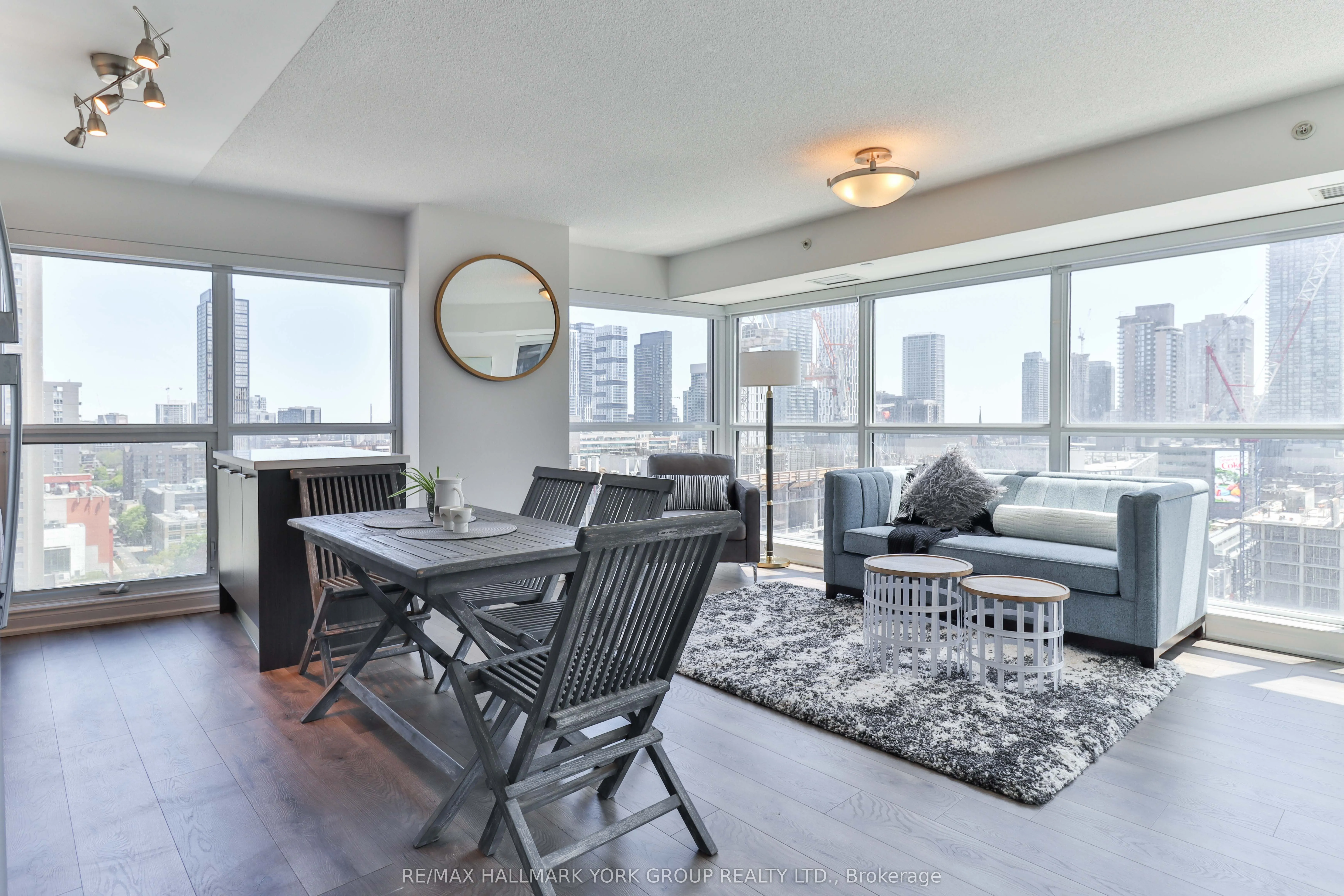 386 Yonge Street, #1607