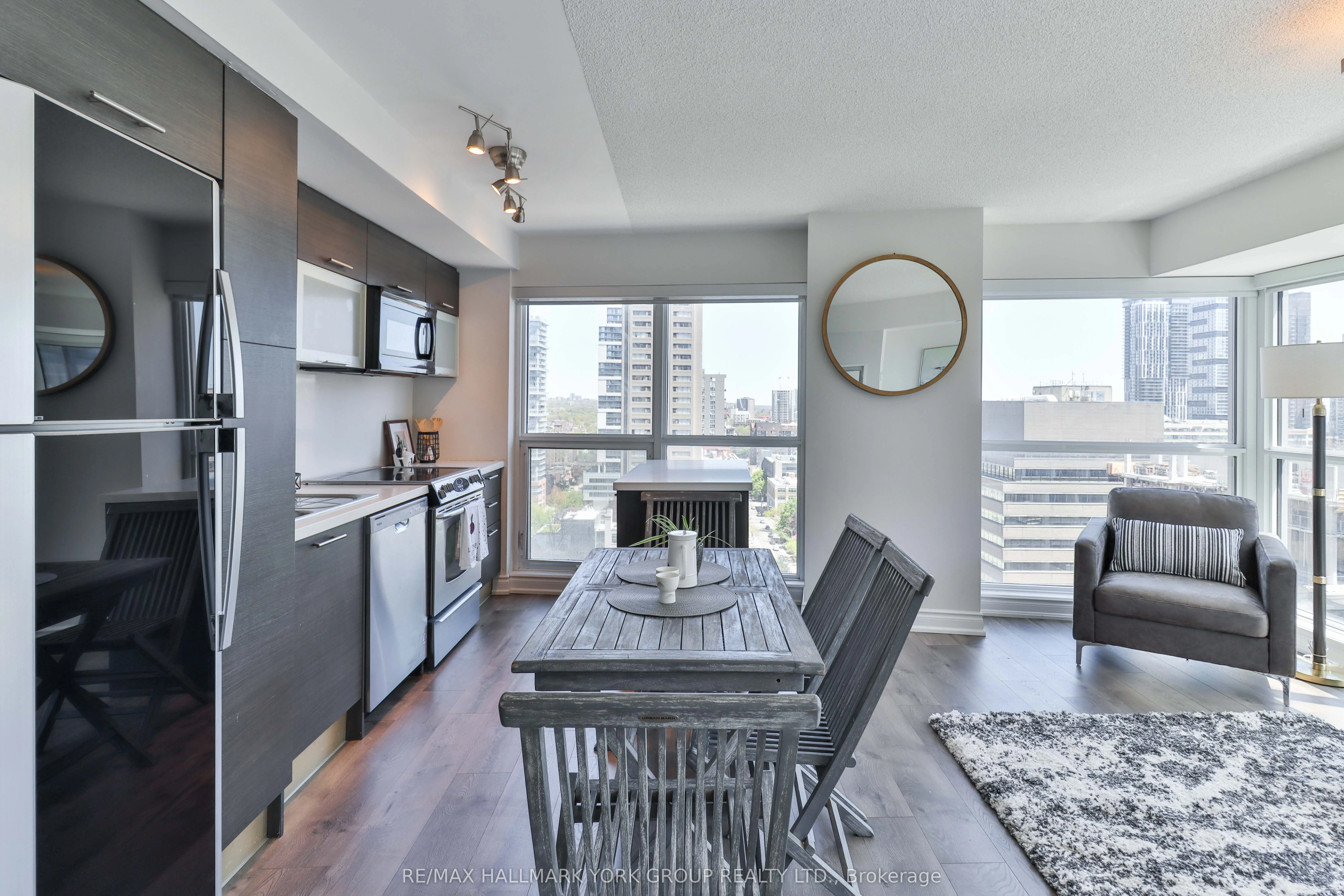 386 Yonge Street, #1607