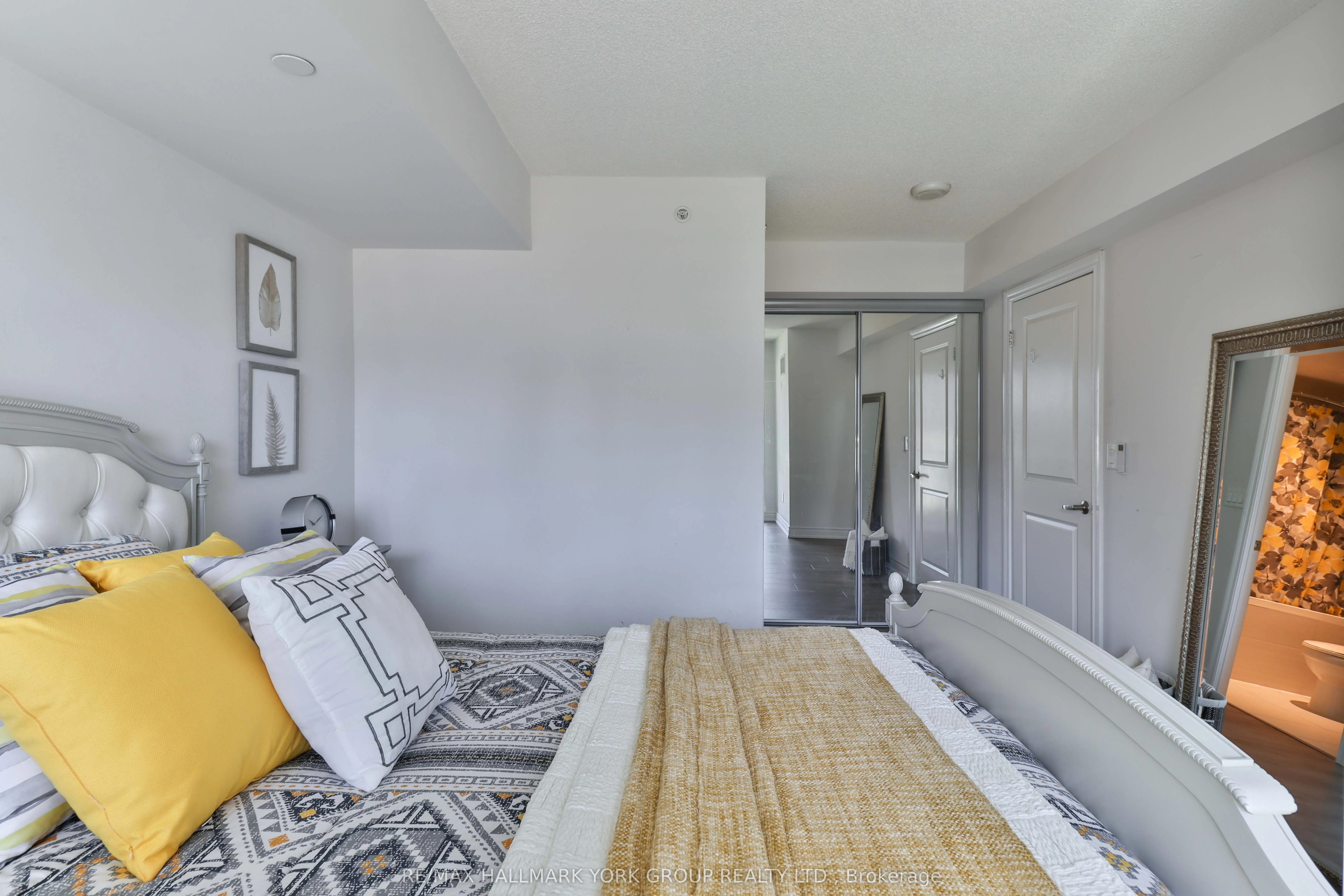 386 Yonge Street, #1607
