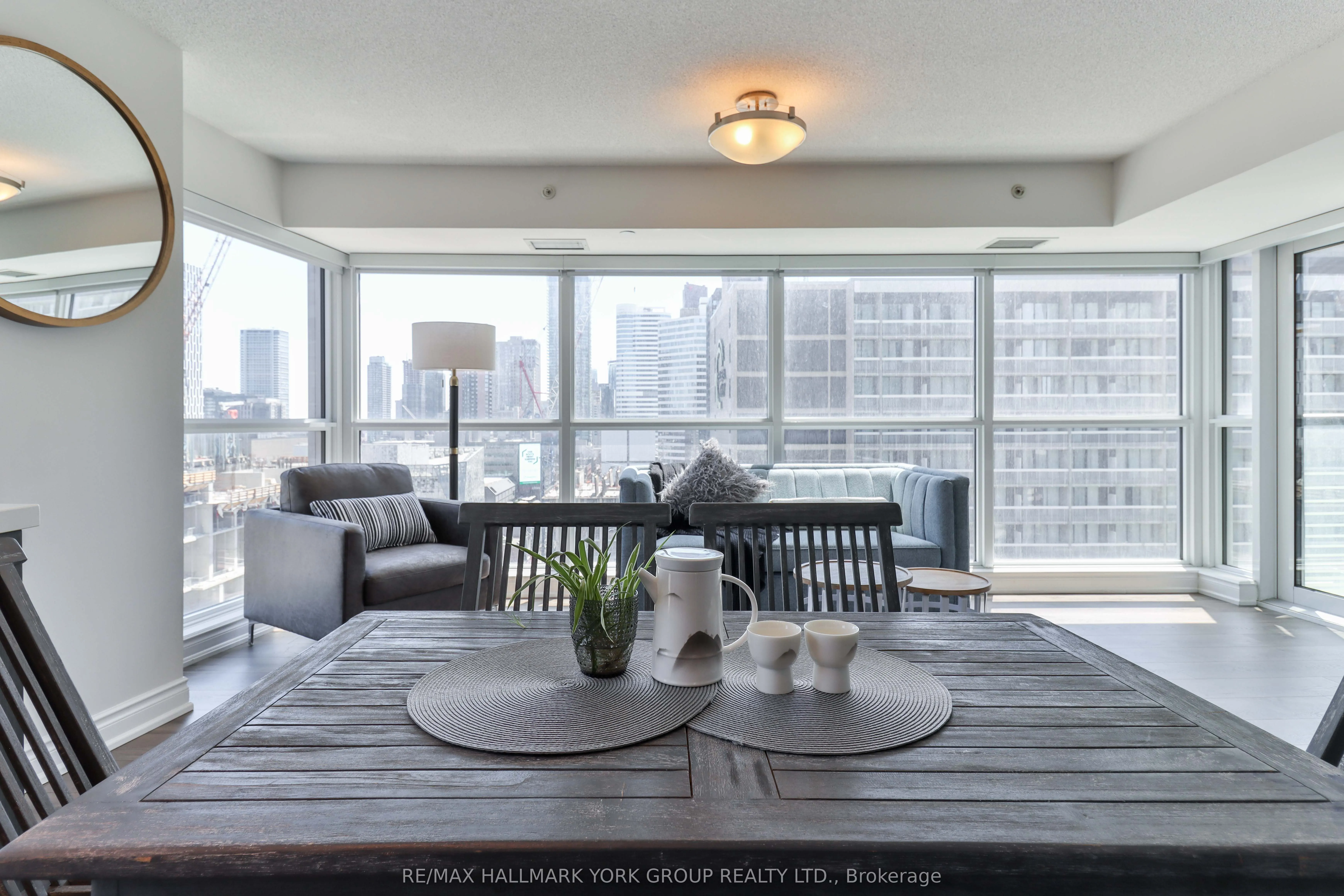 386 Yonge Street, #1607