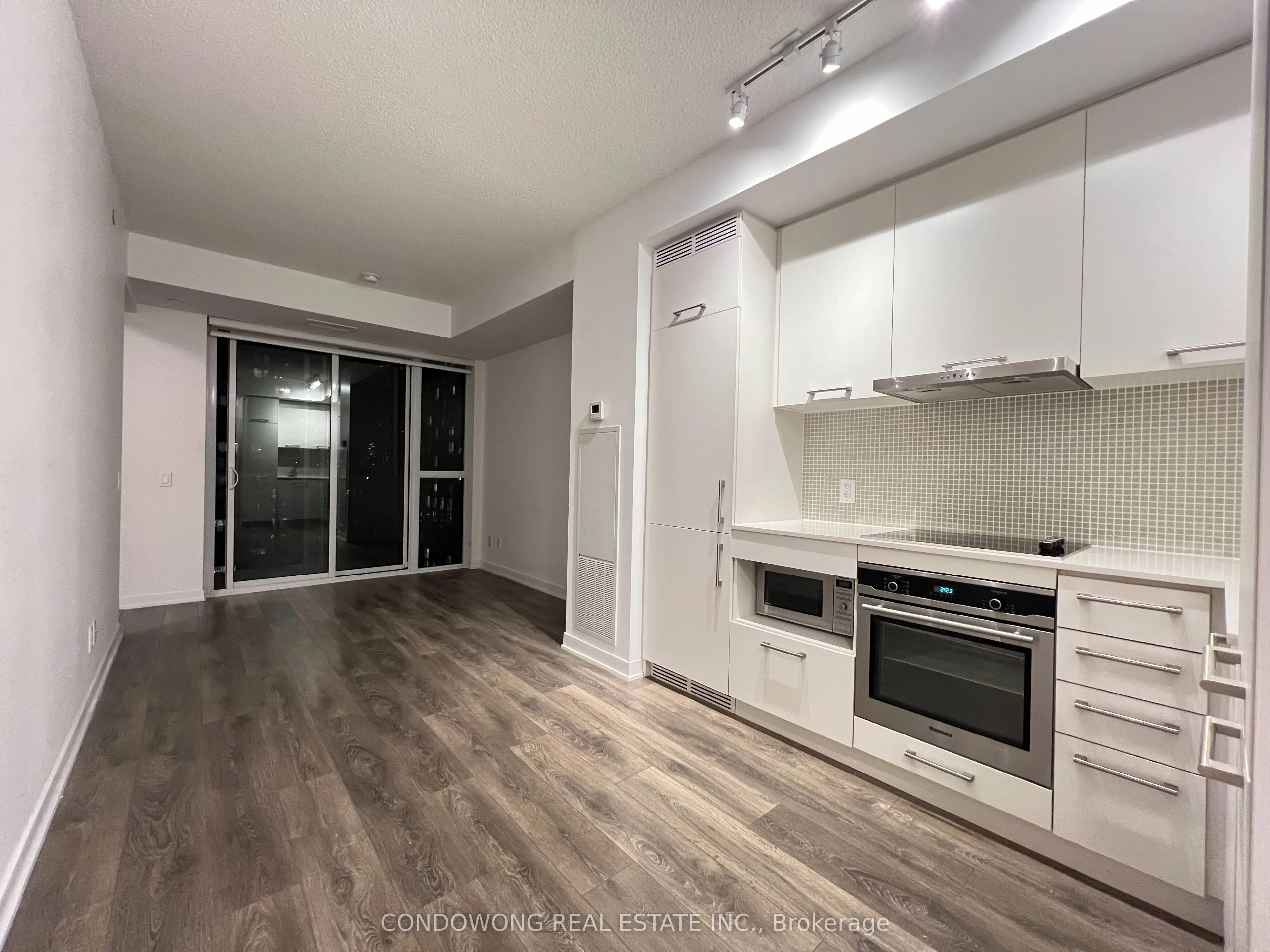 87 Peter Street, #2716
