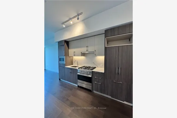 8 Manor Road W