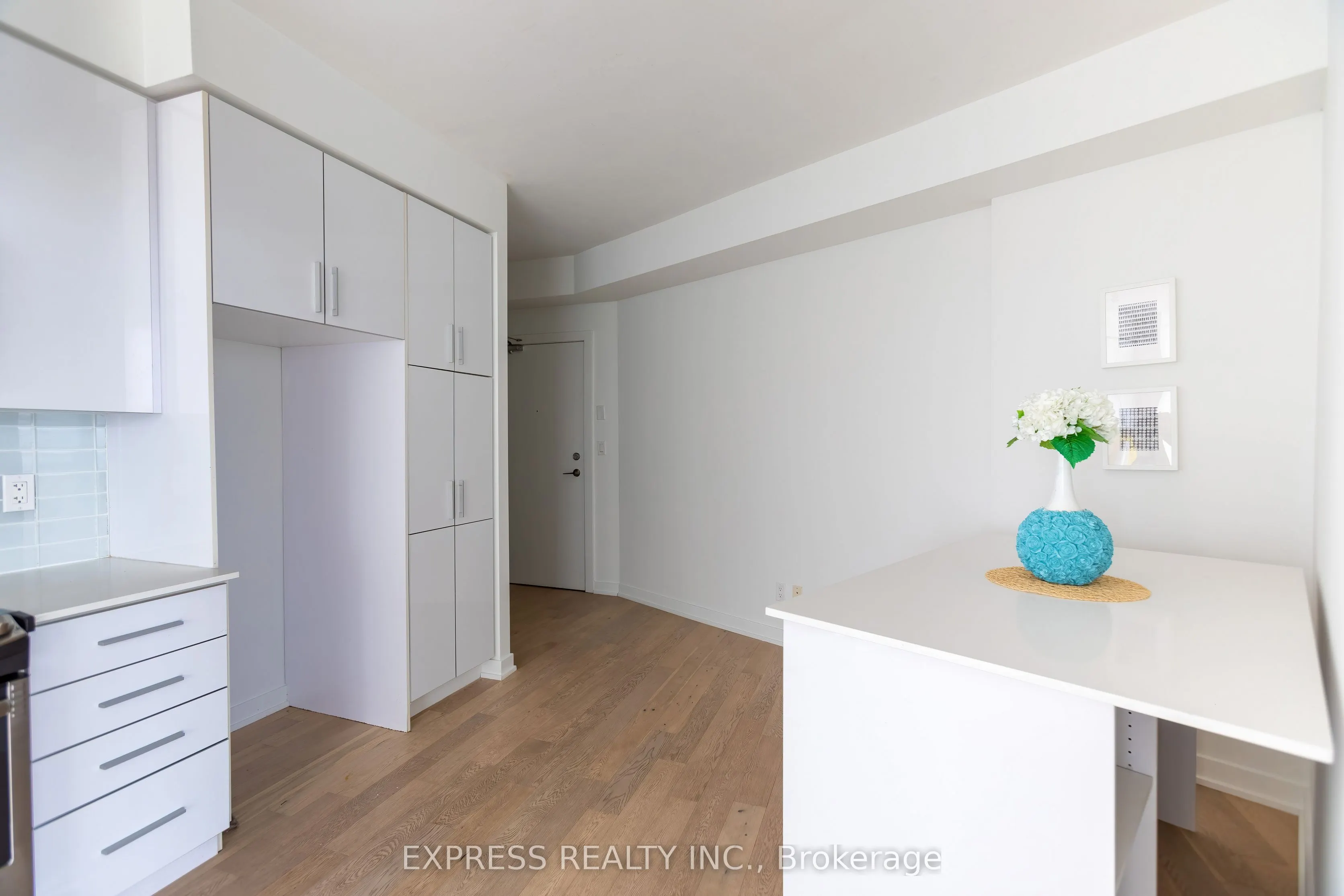 20 Bruyeres Mews, #2312