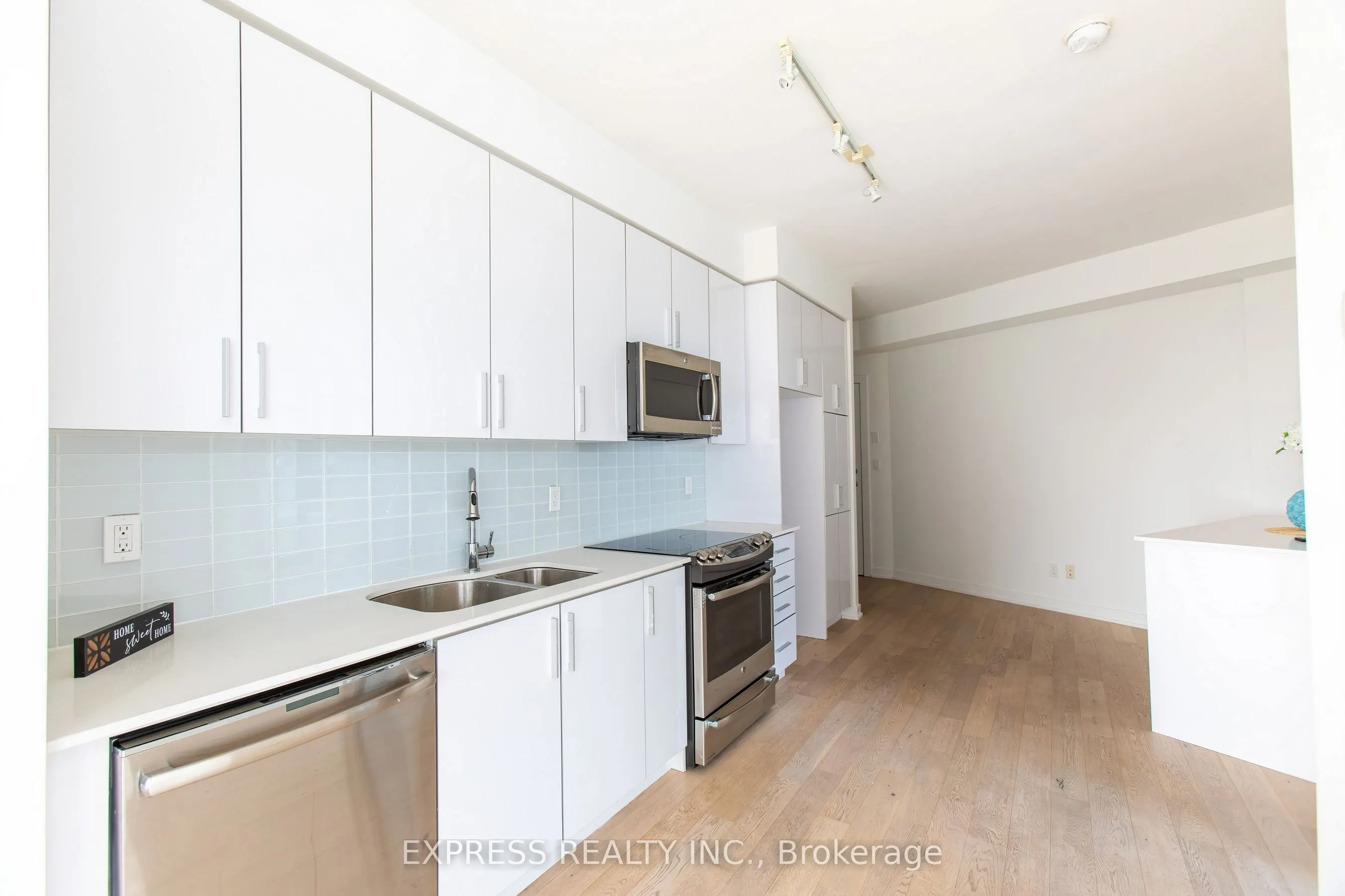 20 Bruyeres Mews, #2312