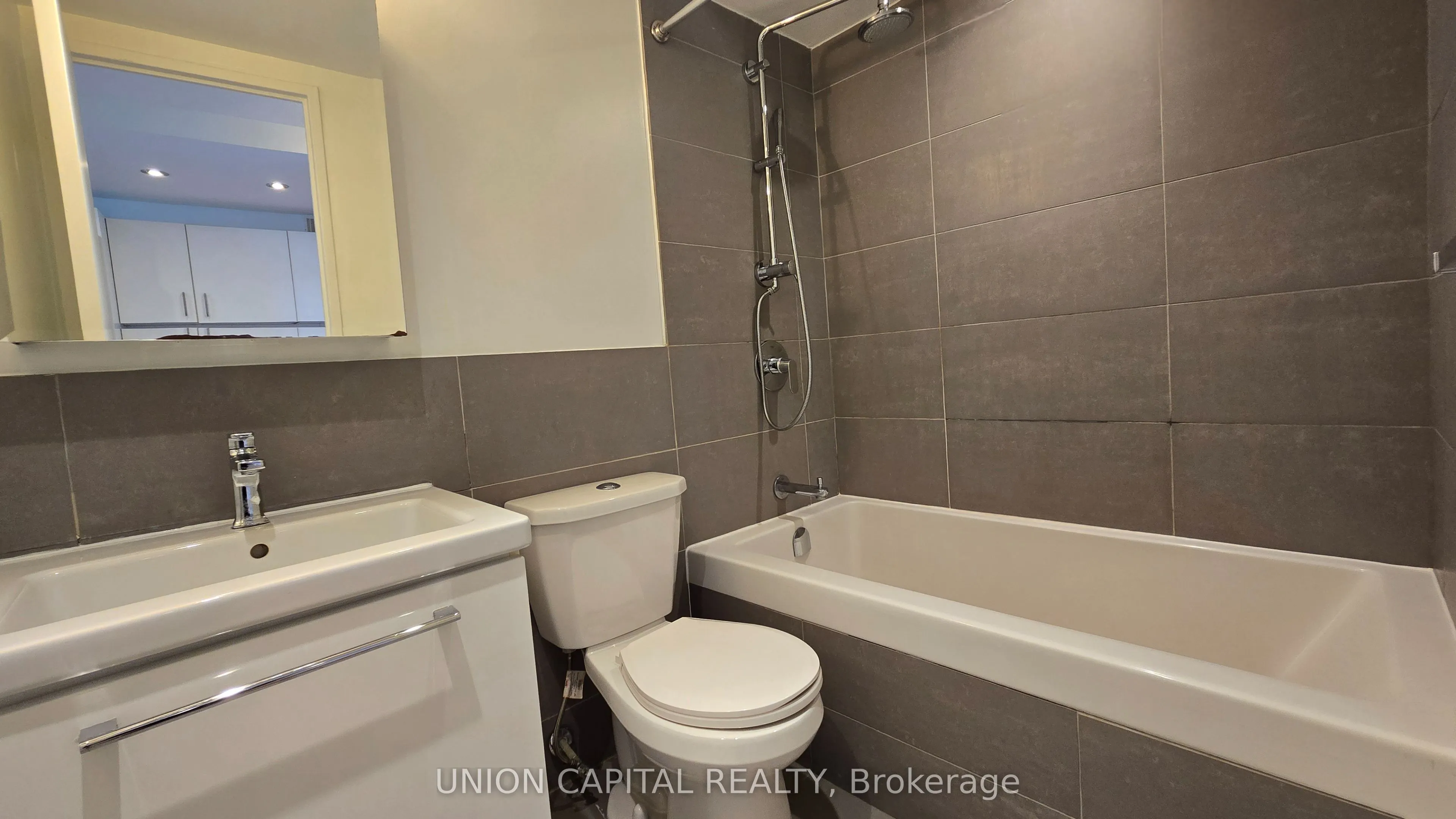 230 Oak Street, #1003