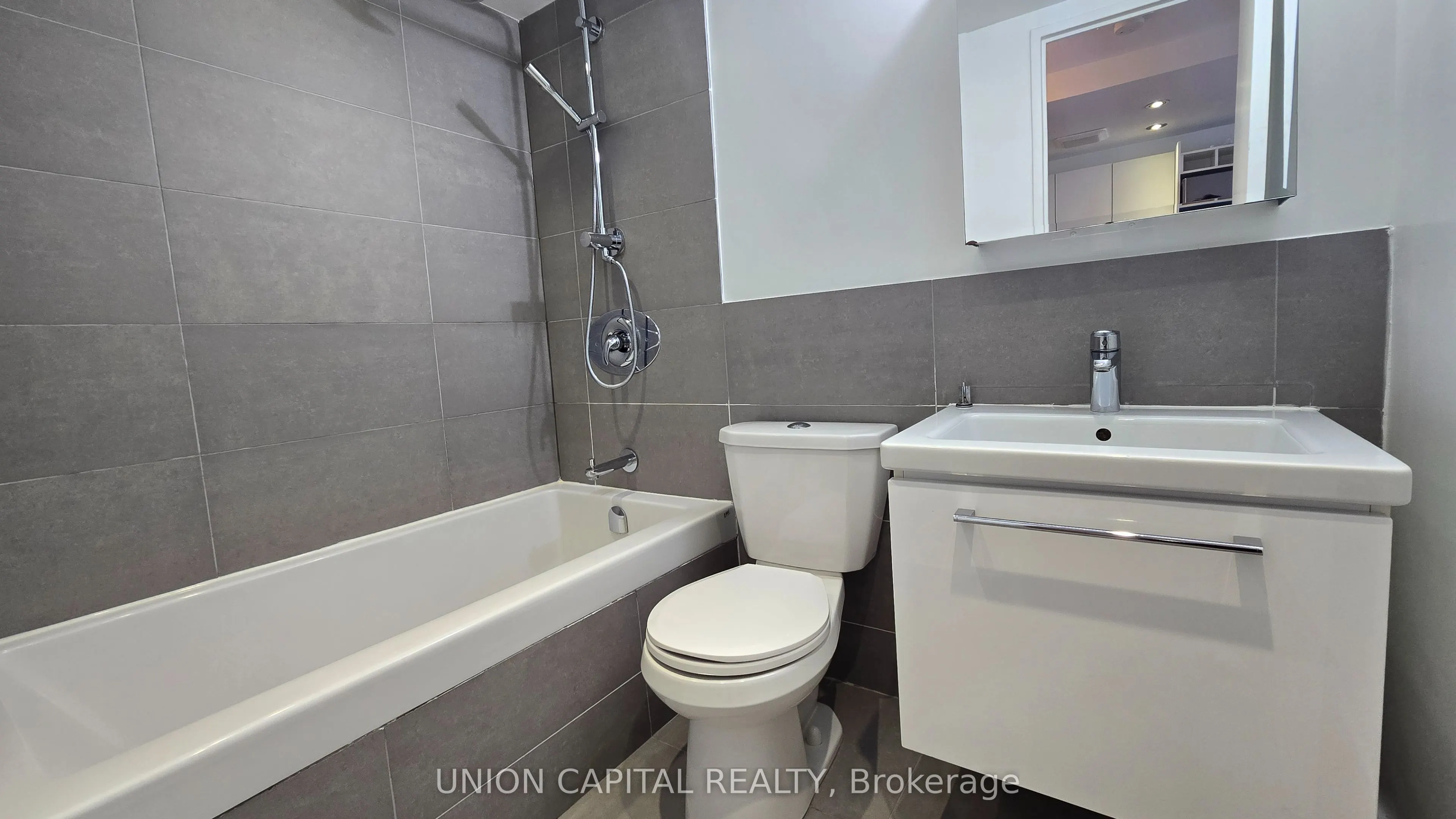230 Oak Street, #1005