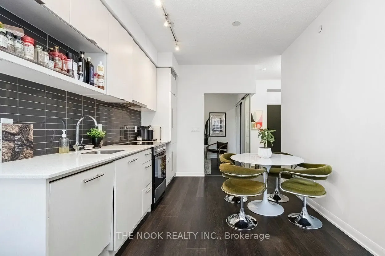 435 Richmond Street W, #808