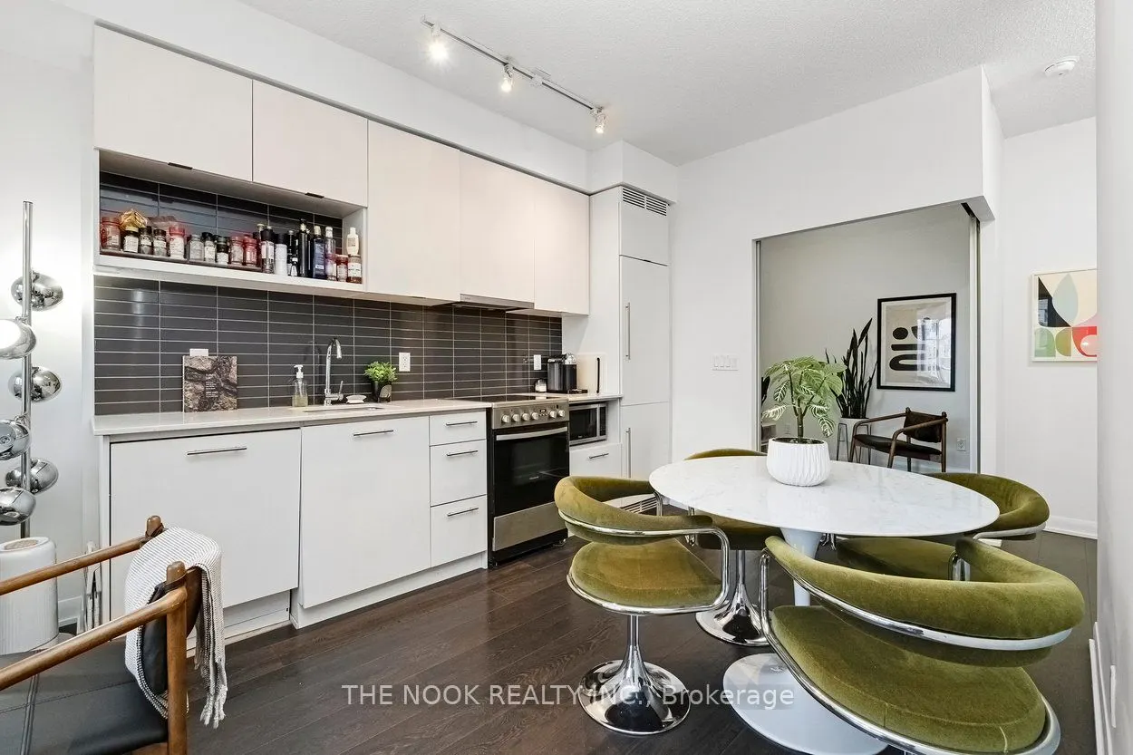 435 Richmond Street W, #808