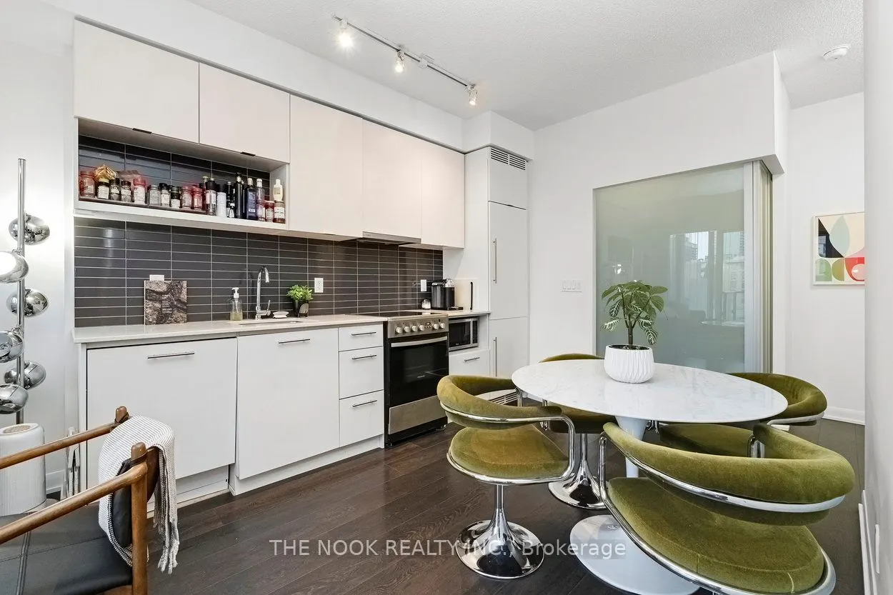 435 Richmond Street W, #808