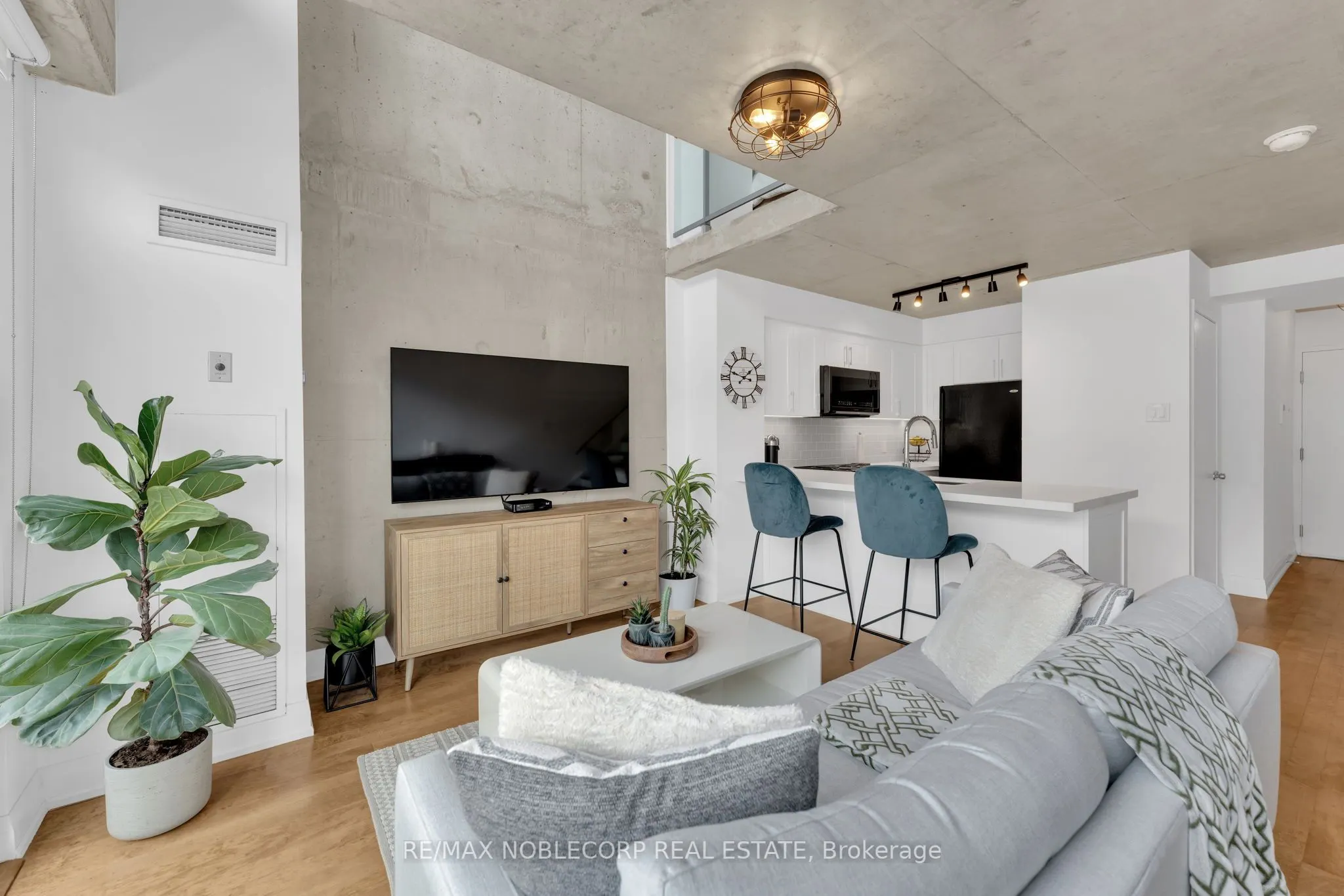 954 King Street W, #323
