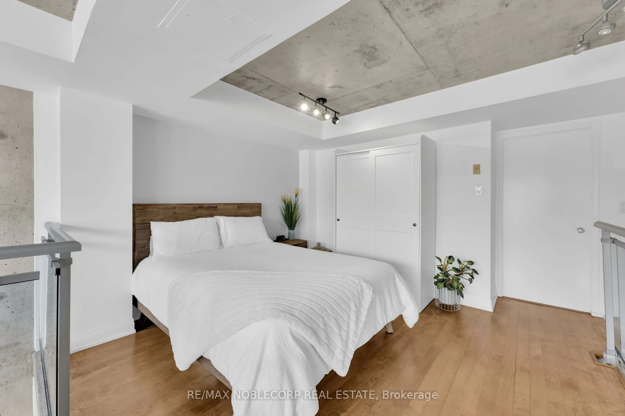 954 King Street W, #323