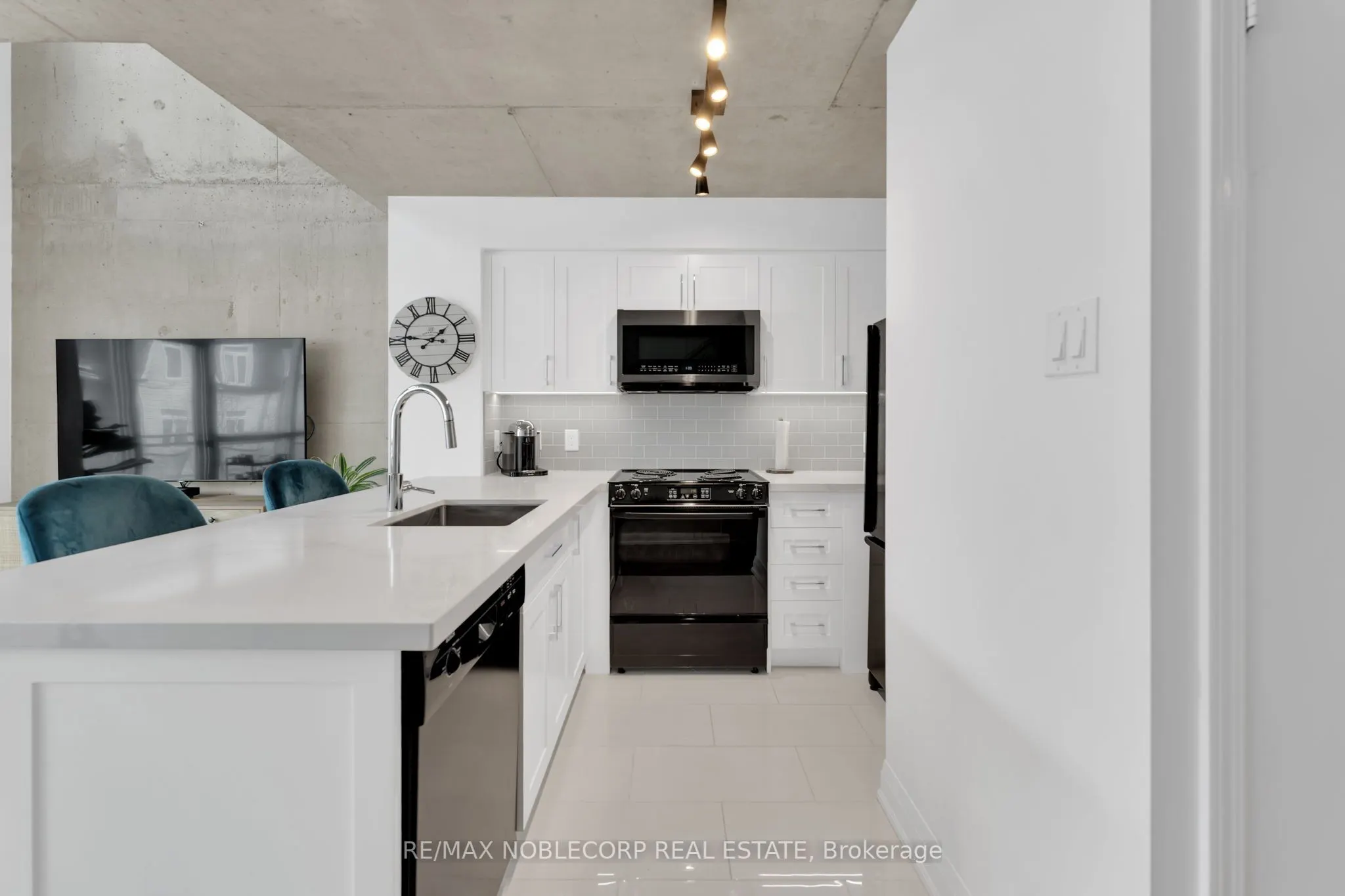 954 King Street W, #323
