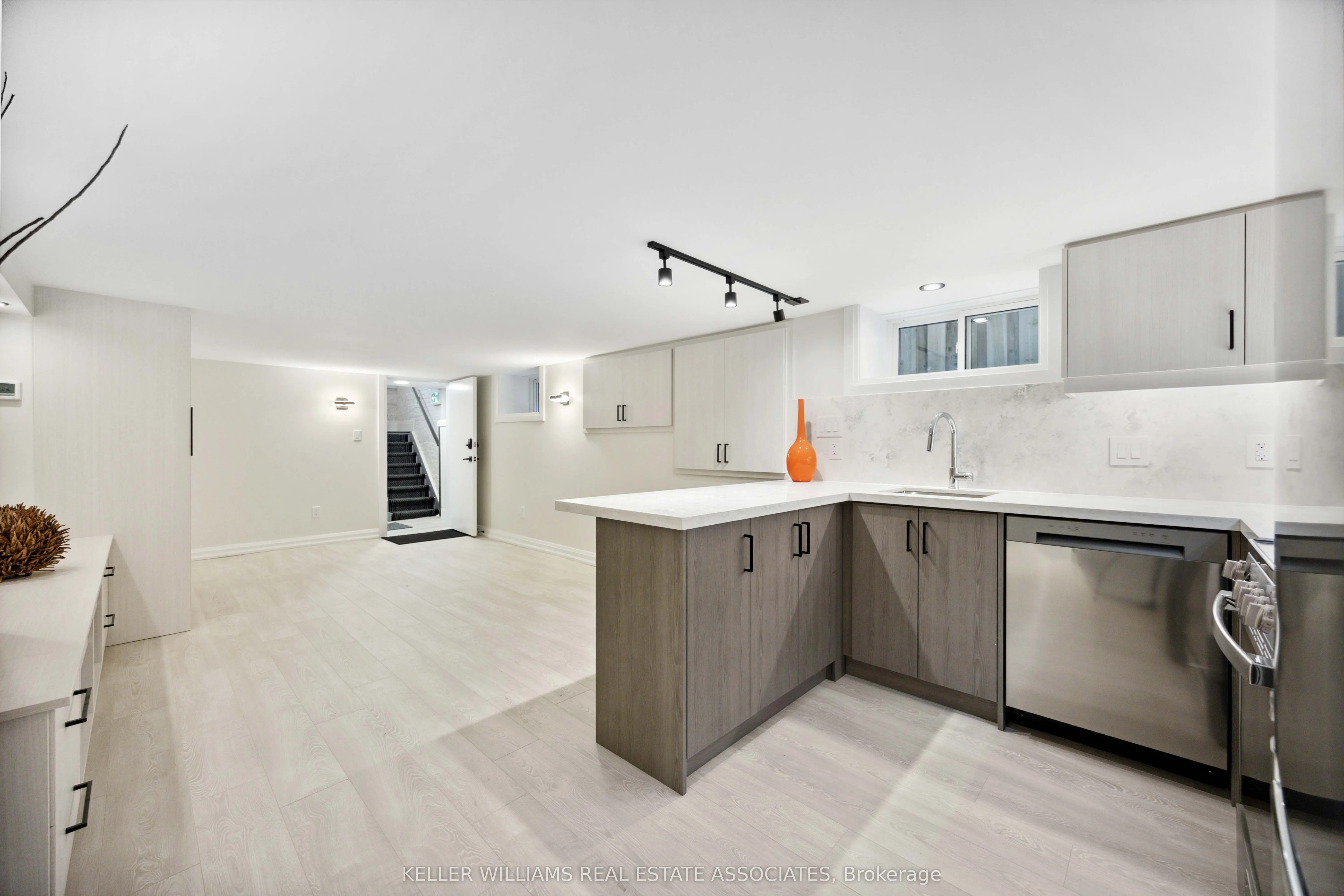 27 Glen Elm Avenue, #5