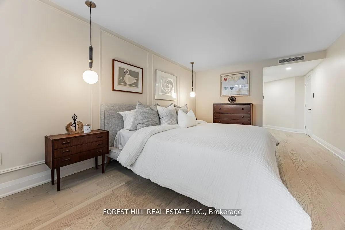 900 Yonge Street, #201