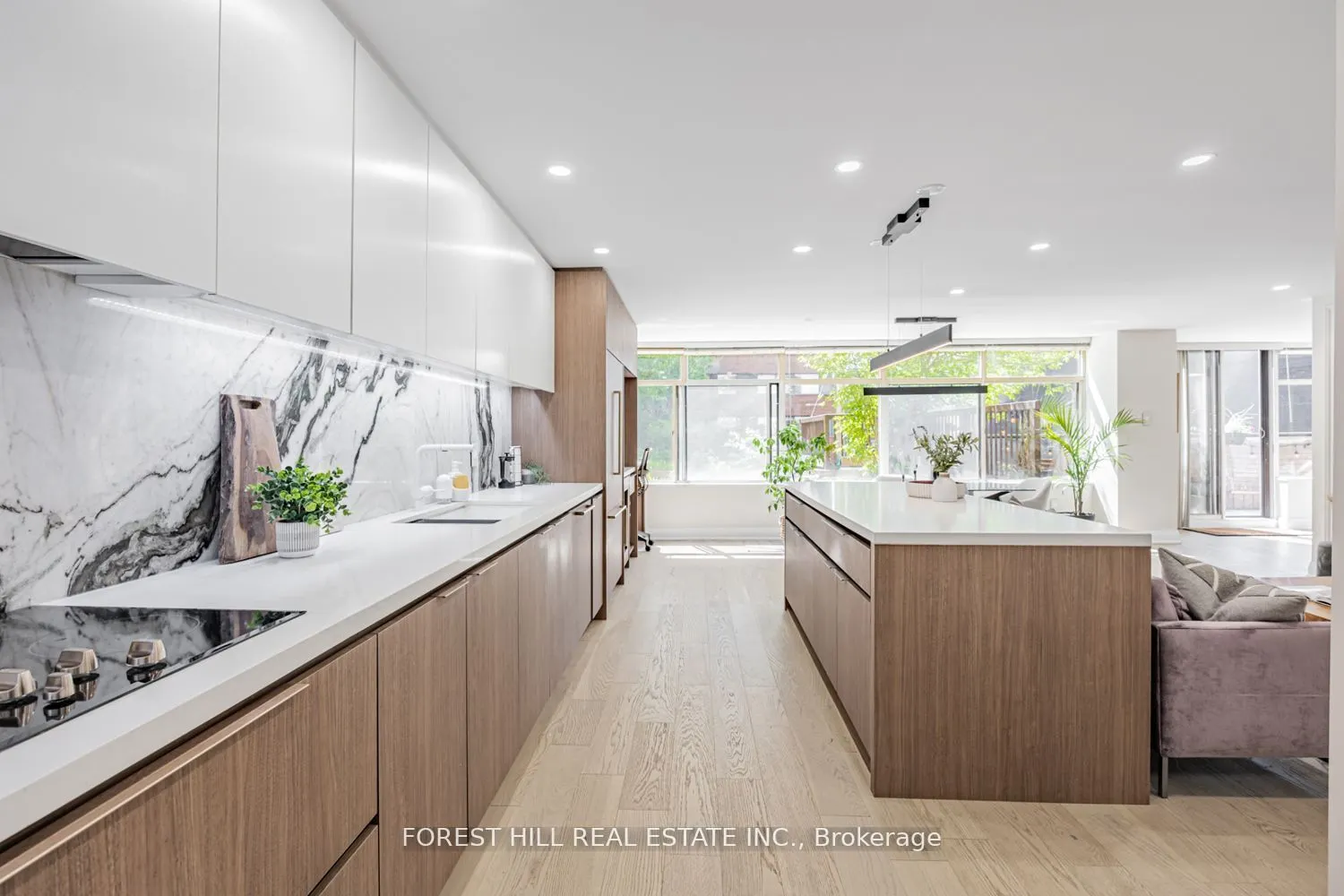 900 Yonge Street, #201