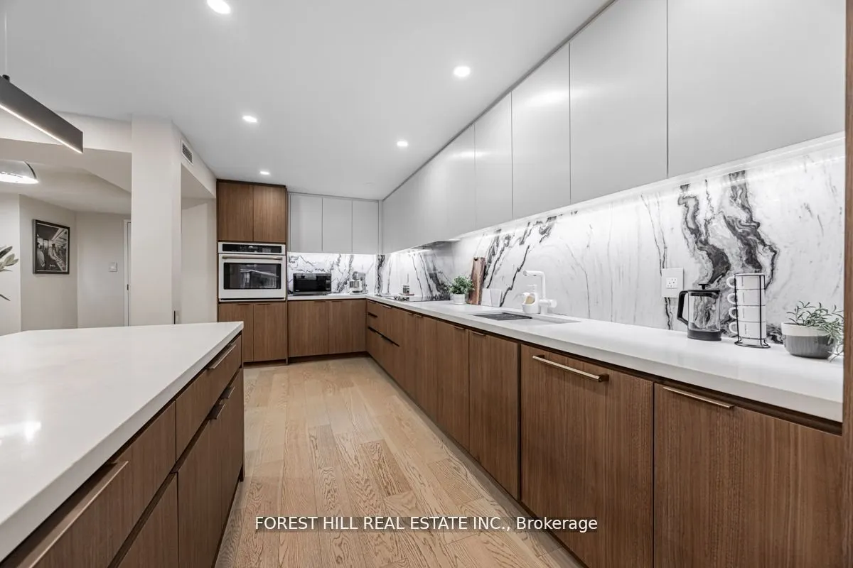 900 Yonge Street, #201