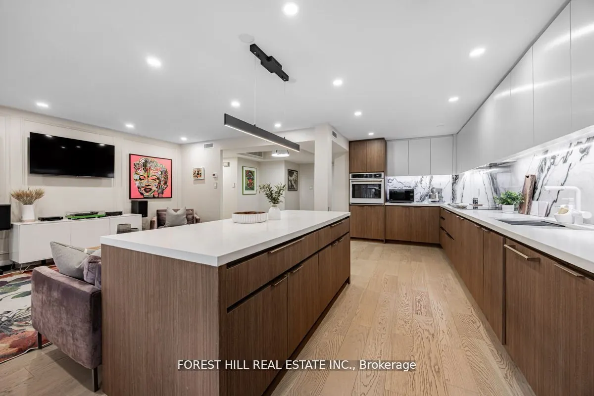 900 Yonge Street, #201