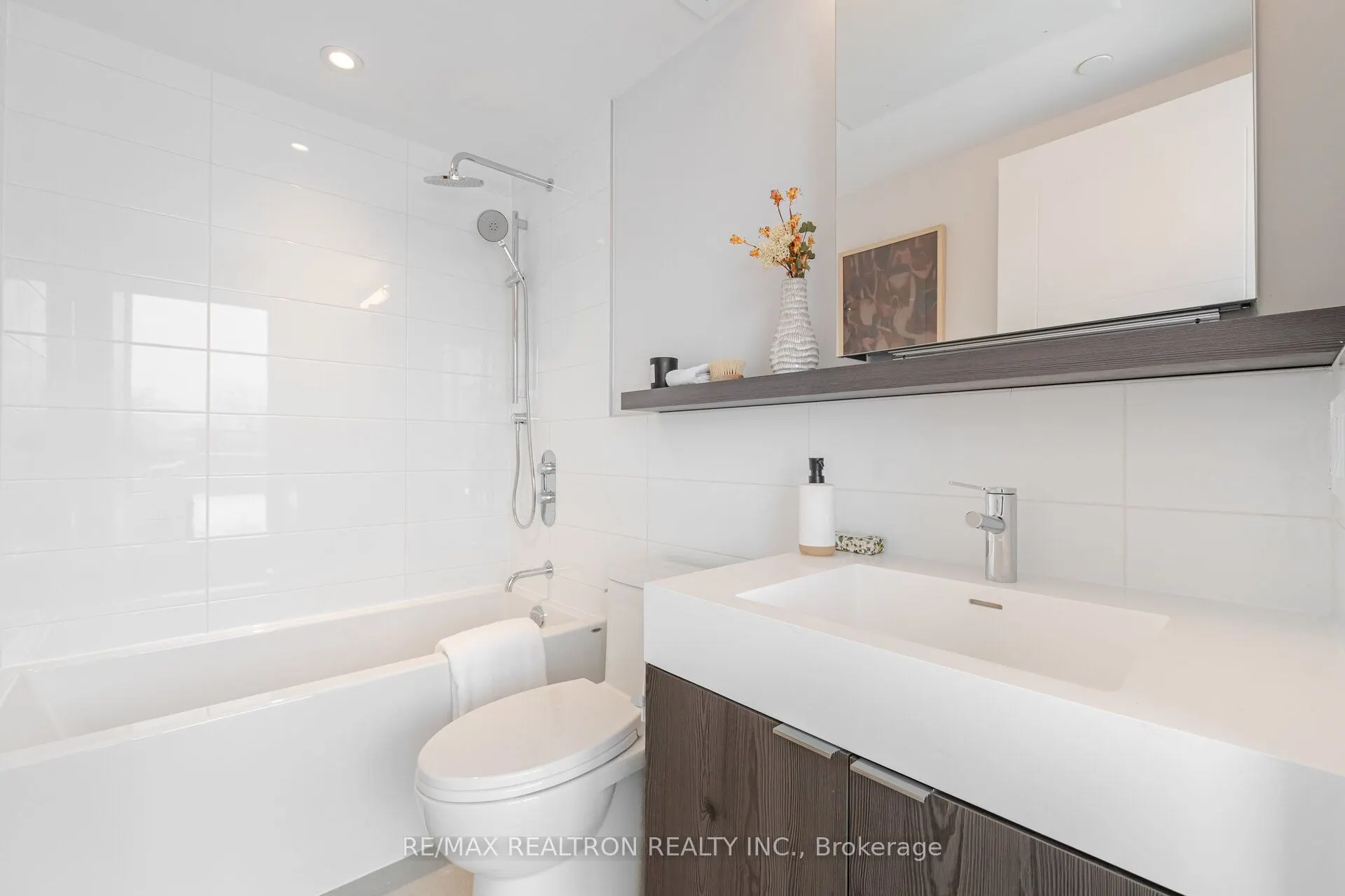 664 Spadina Avenue, #403