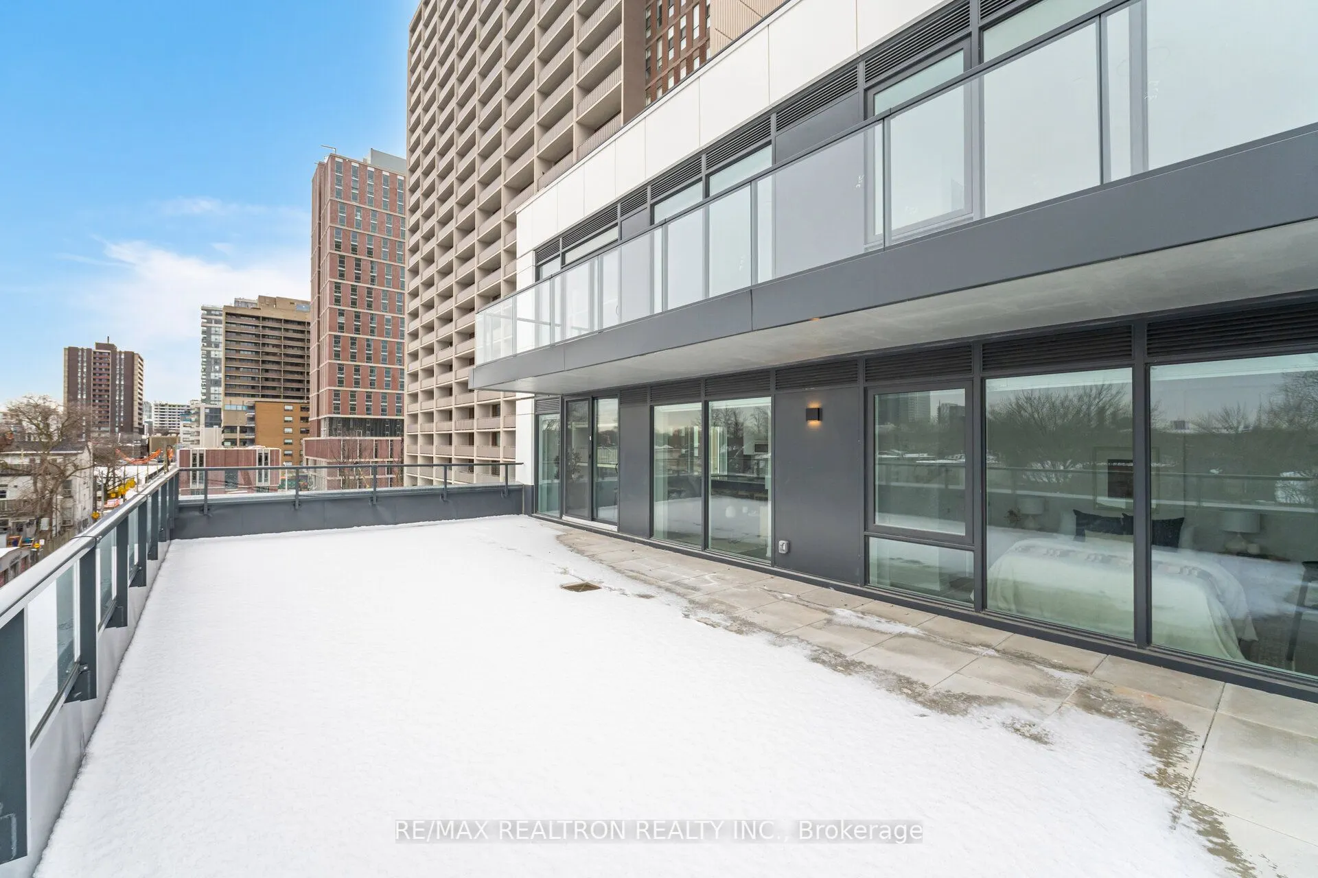 664 Spadina Avenue, #403