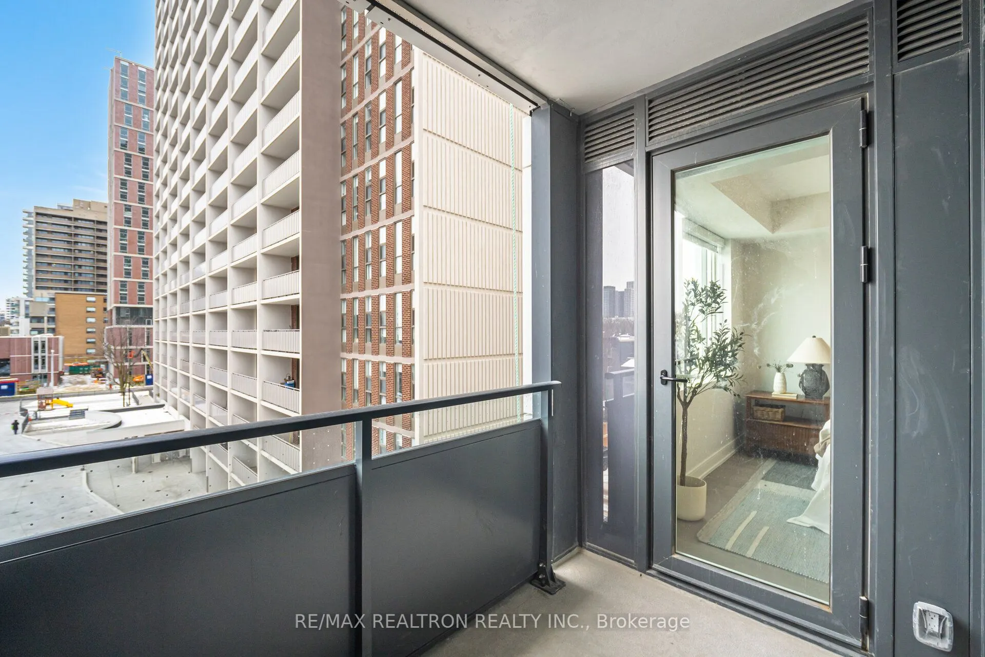 664 Spadina Avenue, #403