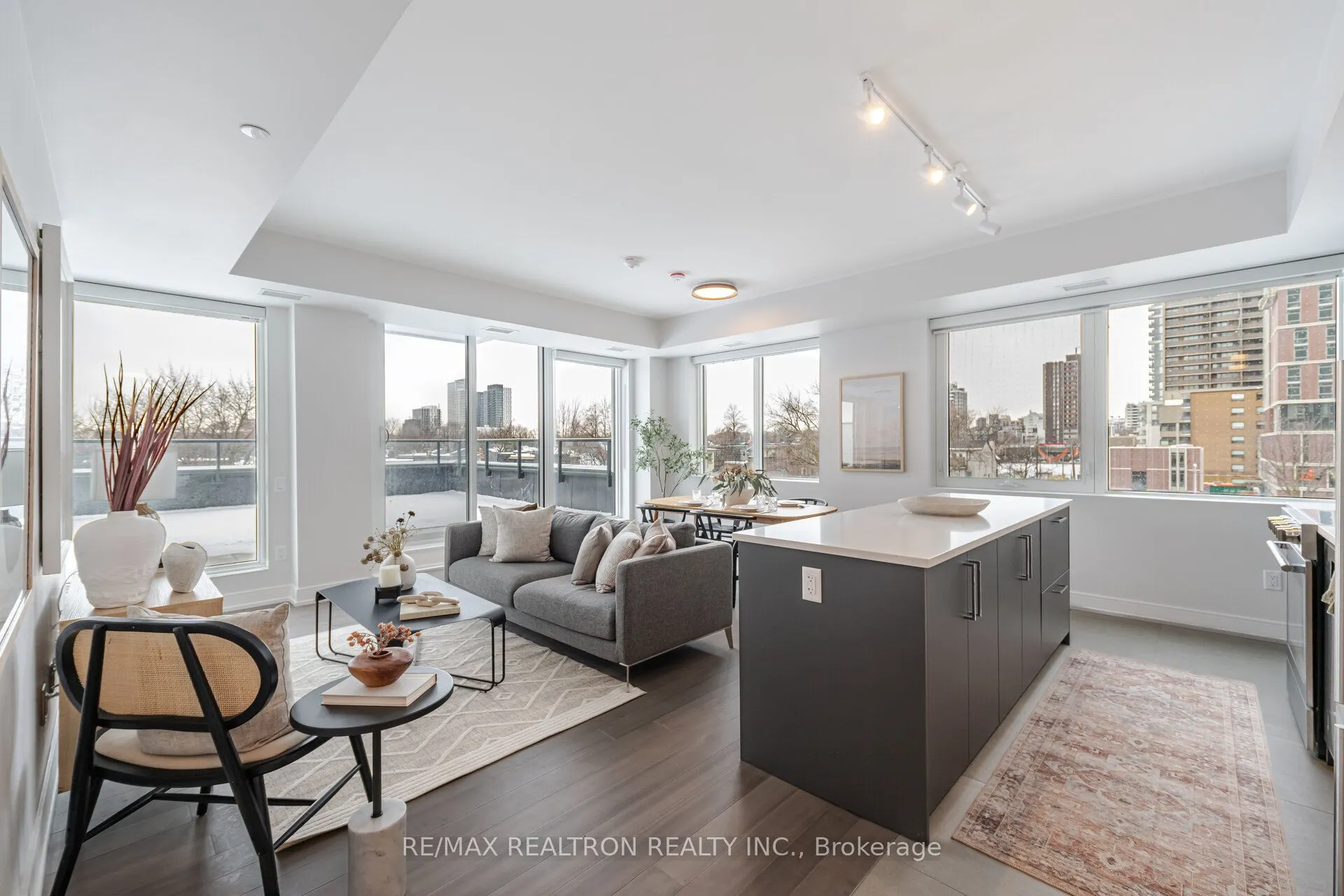 664 Spadina Avenue, #403