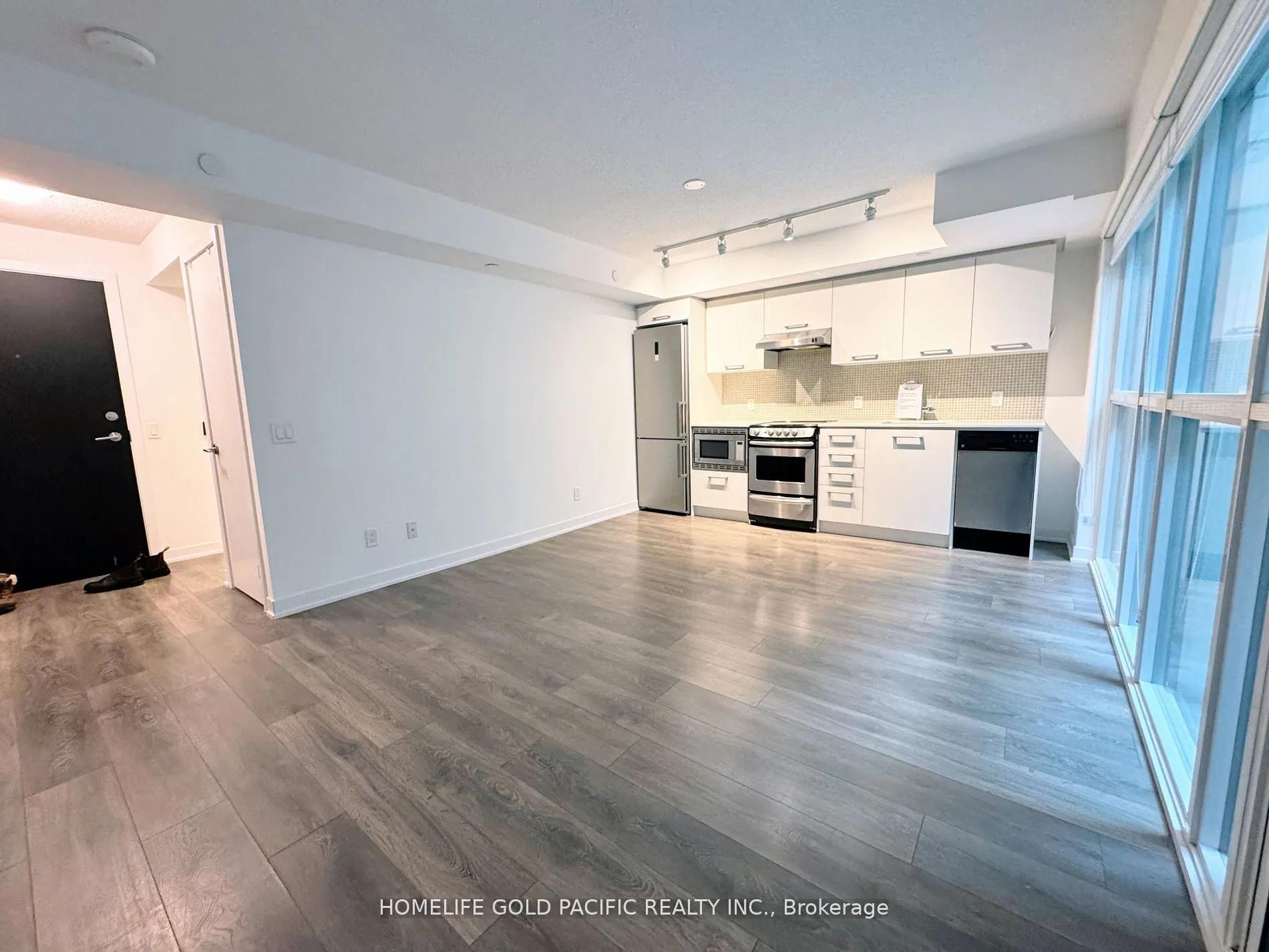 87 Peter Street, #811