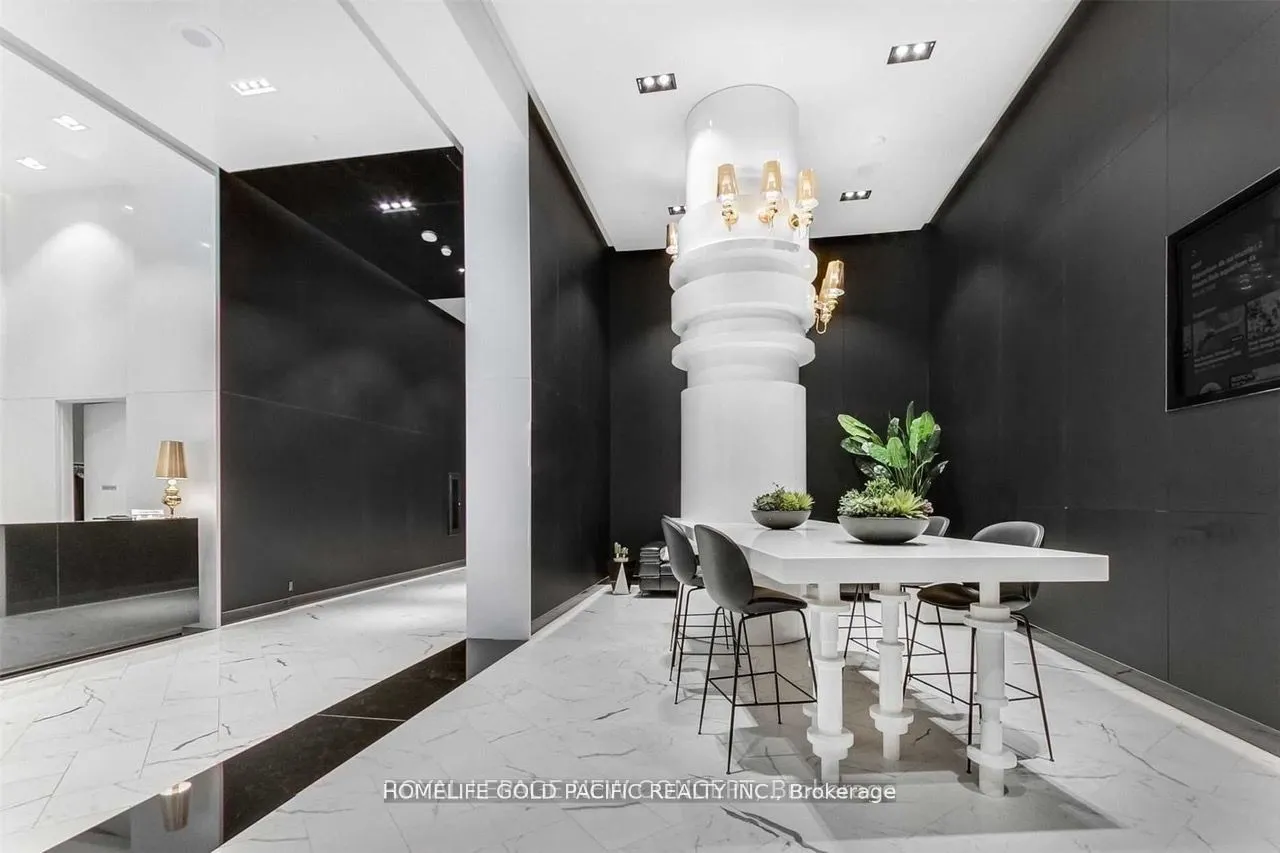 87 Peter Street, #811