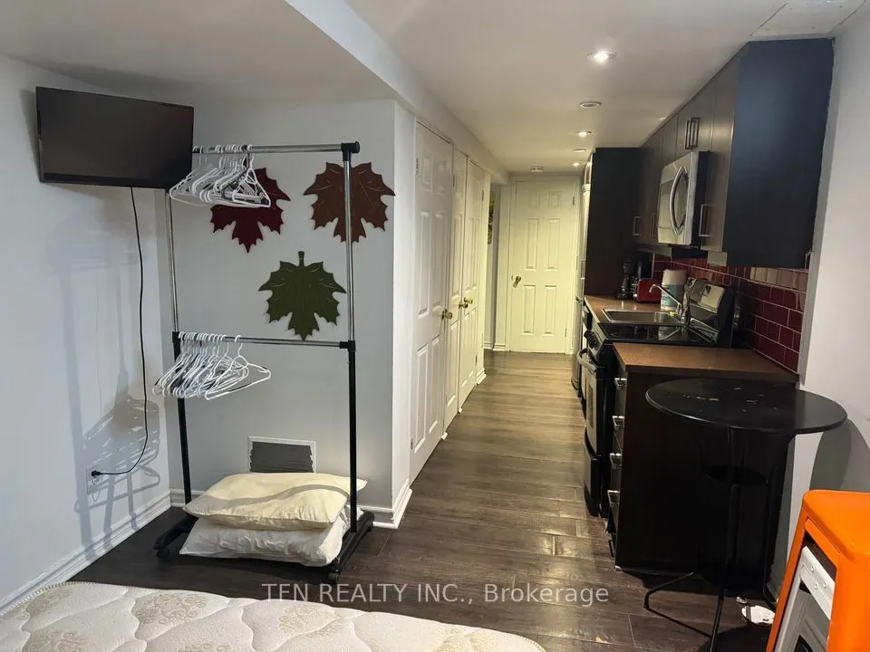 384 Queen Street E