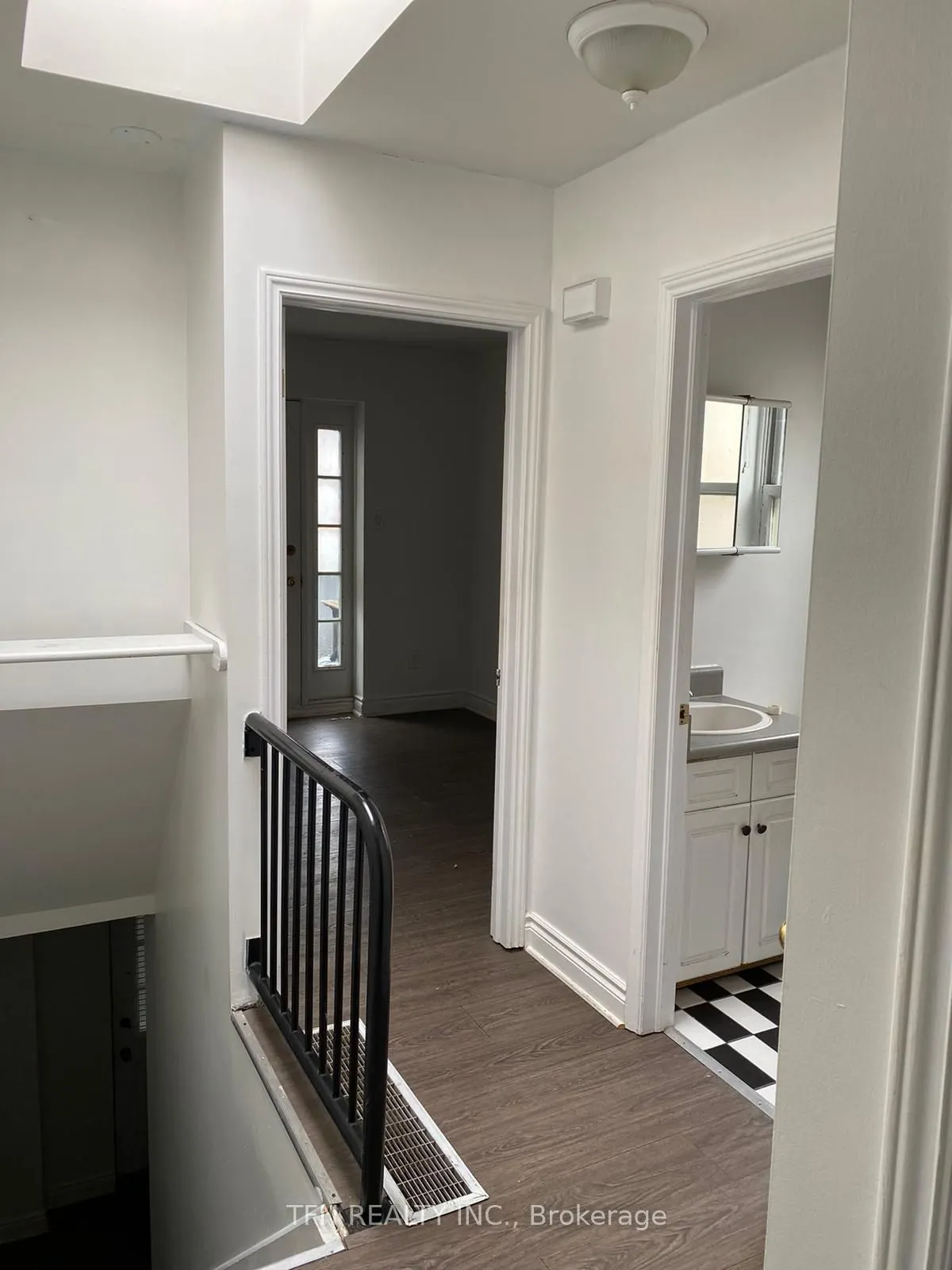 384 Queen Street E