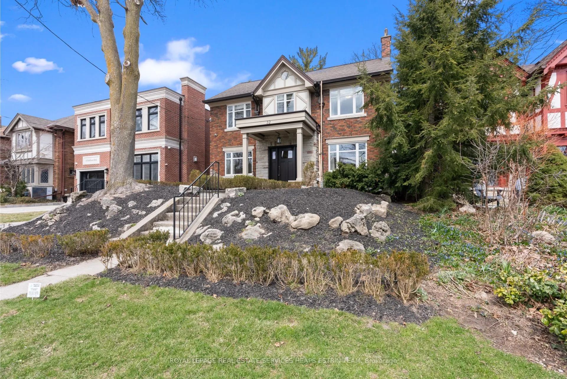 32 Parkhurst Boulevard