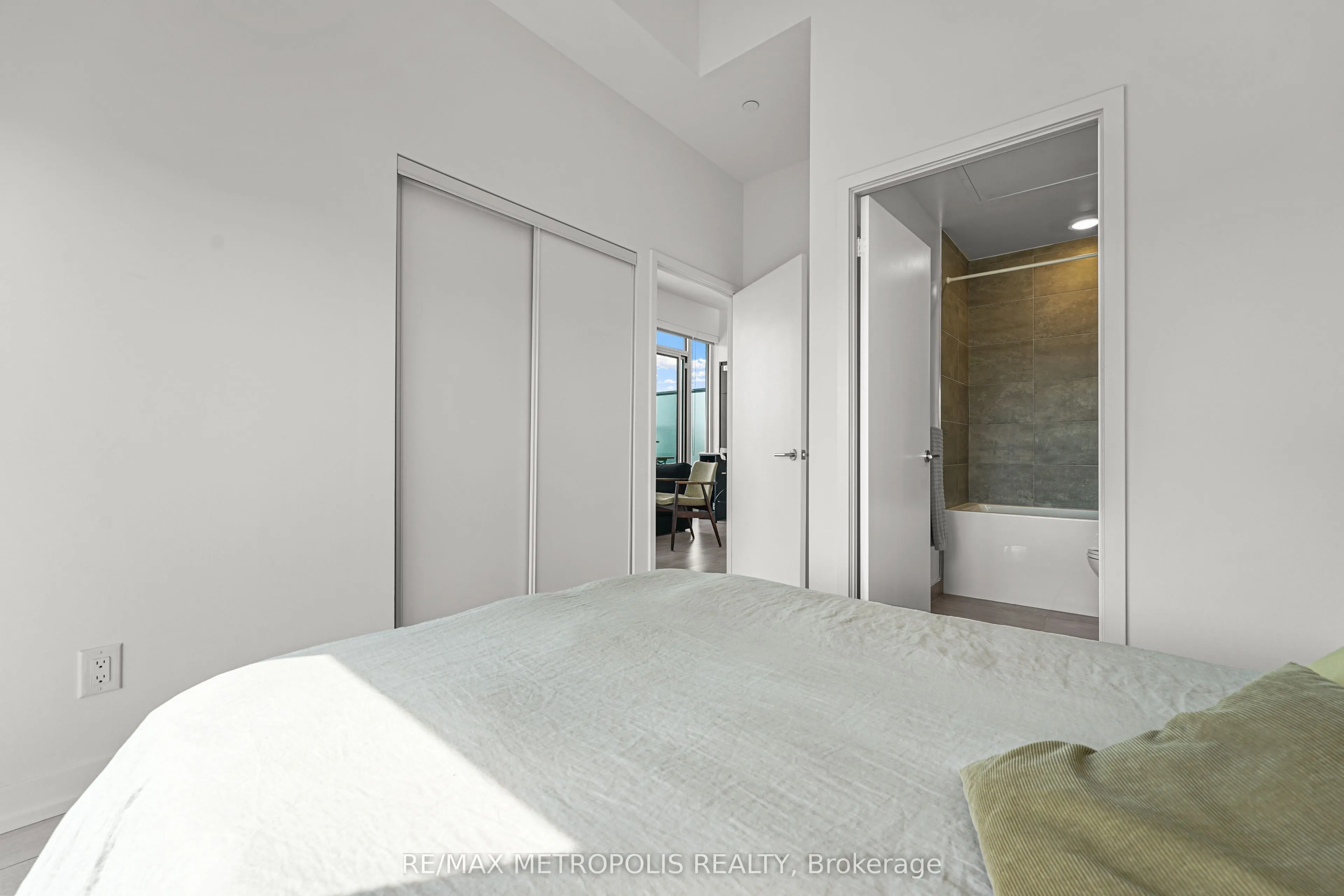 500 Dupont Street, #815