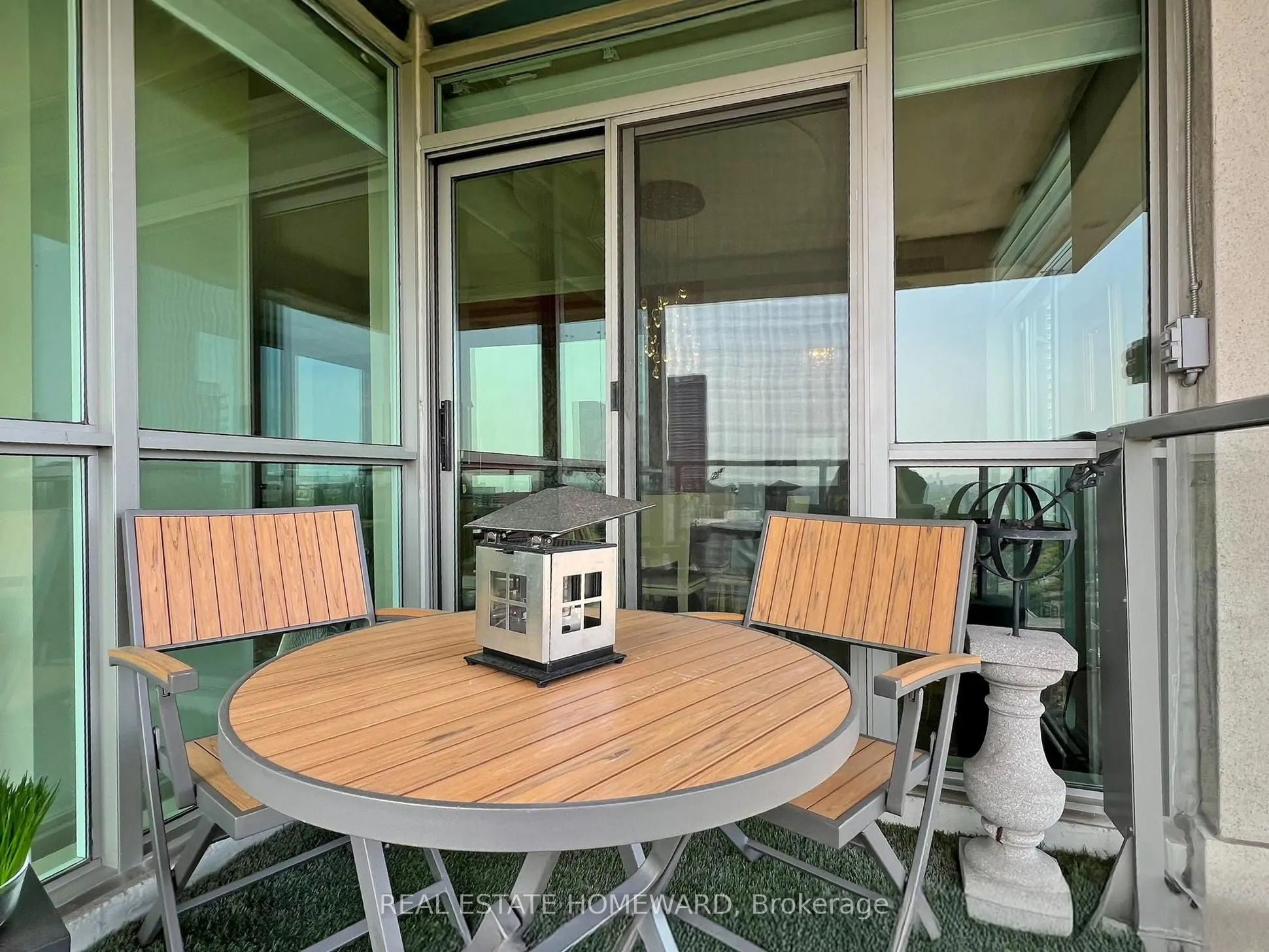 8 Park Road, #PH3703